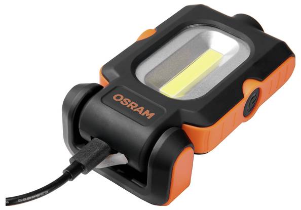 Rechteckige LED-Arbeitsleuchte der Marke 'OSRAM' in Schwarz und Orange, mit sichtbarem Ladekabel, das an einem Ende angeschlossen ist.