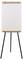 Ein leeres Flipchart auf einem Dreibeinständer mit einem Holztablett, für Präsentationen oder Brainstorming-Sitzungen positioniert.