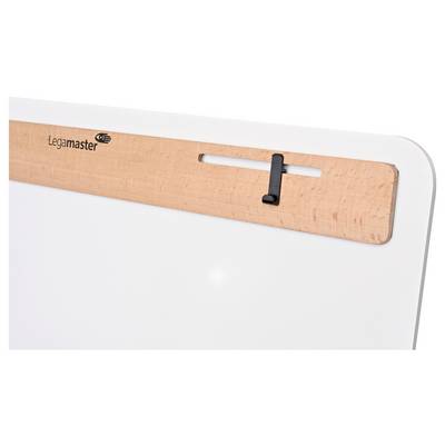 Eine Magnettafel mit einem Holzleiste oben, an der ein kleiner schwarzer Haken angebracht ist. Das Logo 'Legamaster' ist auf der Holzleiste zu sehen.