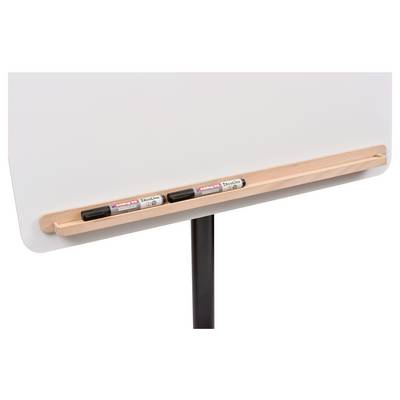 Whiteboard mit einem Holz-Markerbehälter, der zwei schwarze Whiteboard-Marker enthält, befestigt an einem schwarzen Ständer.