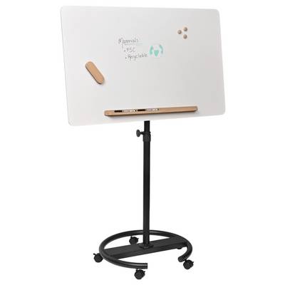 Mobiles Whiteboard auf einem Ständer mit Rollen, ausgestattet mit einer Liste nachhaltiger Materialien, einem Stiftablage, Magneten und einem Recycling-Symbol.