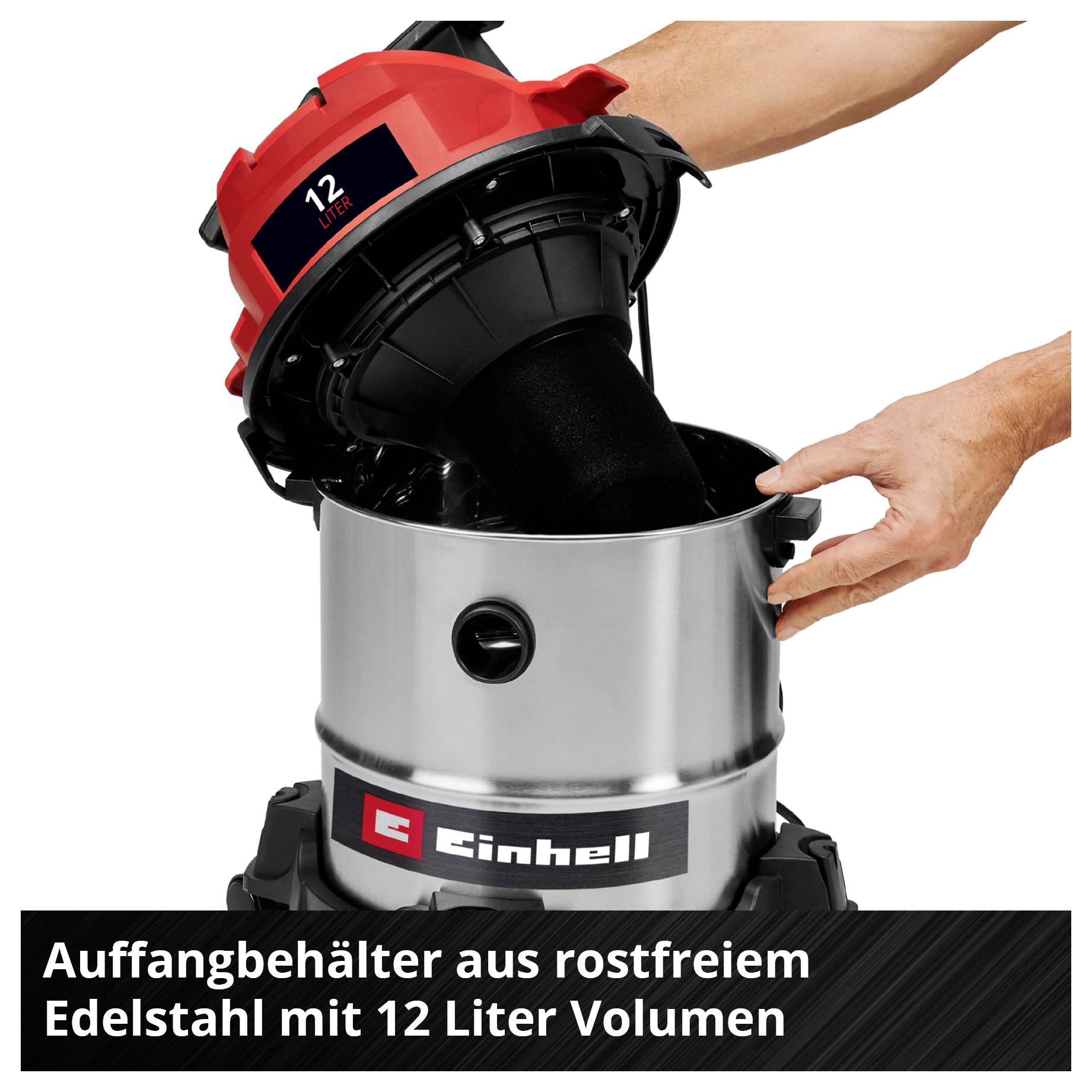 'Ein Mann hält einen Auffangbehälter aus Edelstahl mit 12 Liter Volumen von der Marke Einhell.'