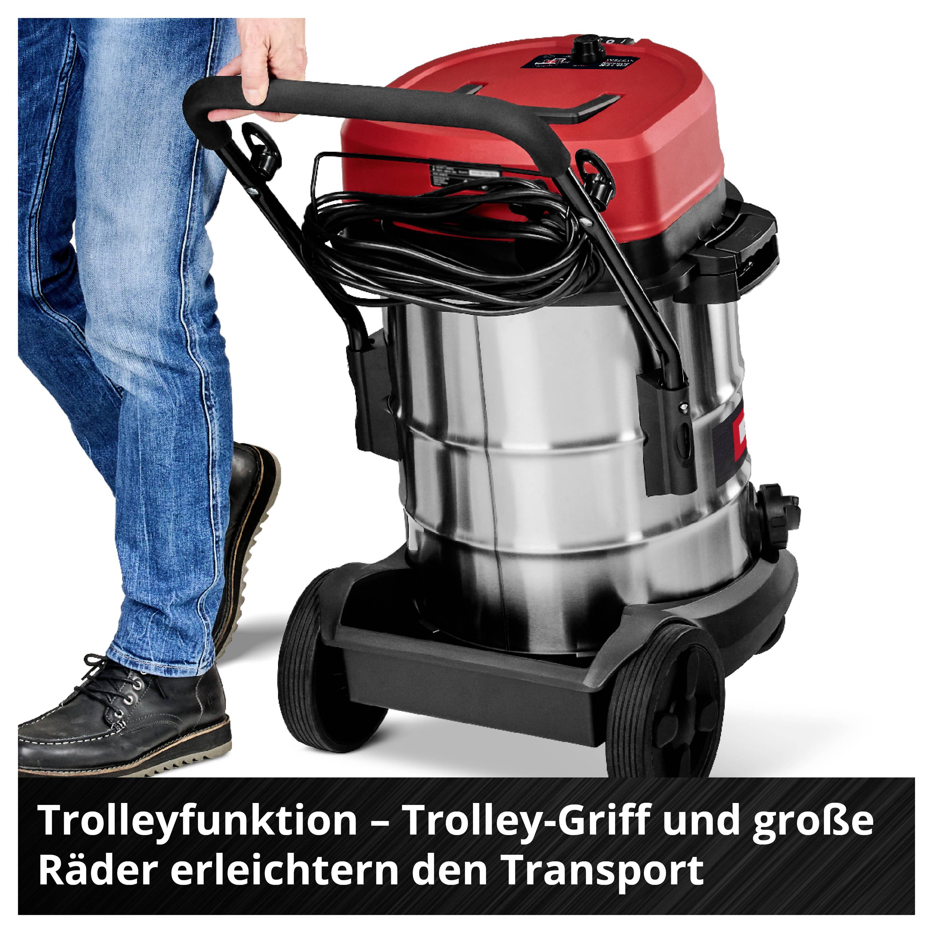 'Industriestaubsauger mit Trolleygriff und großen Rädern für einfachen Transport. Person zieht den Staubsauger, Fokus auf Mobilität.'