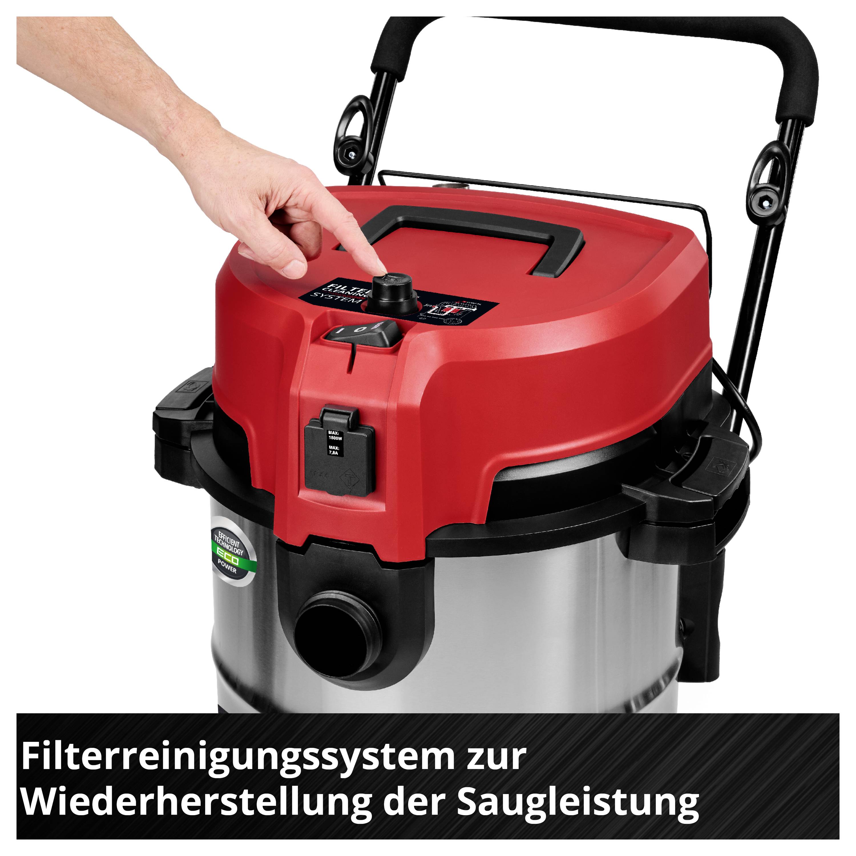 'Hand drückt Knopf an einem rot-schwarzen Staubsauger zur Filterreinigung und Wiederherstellung der Saugleistung.'