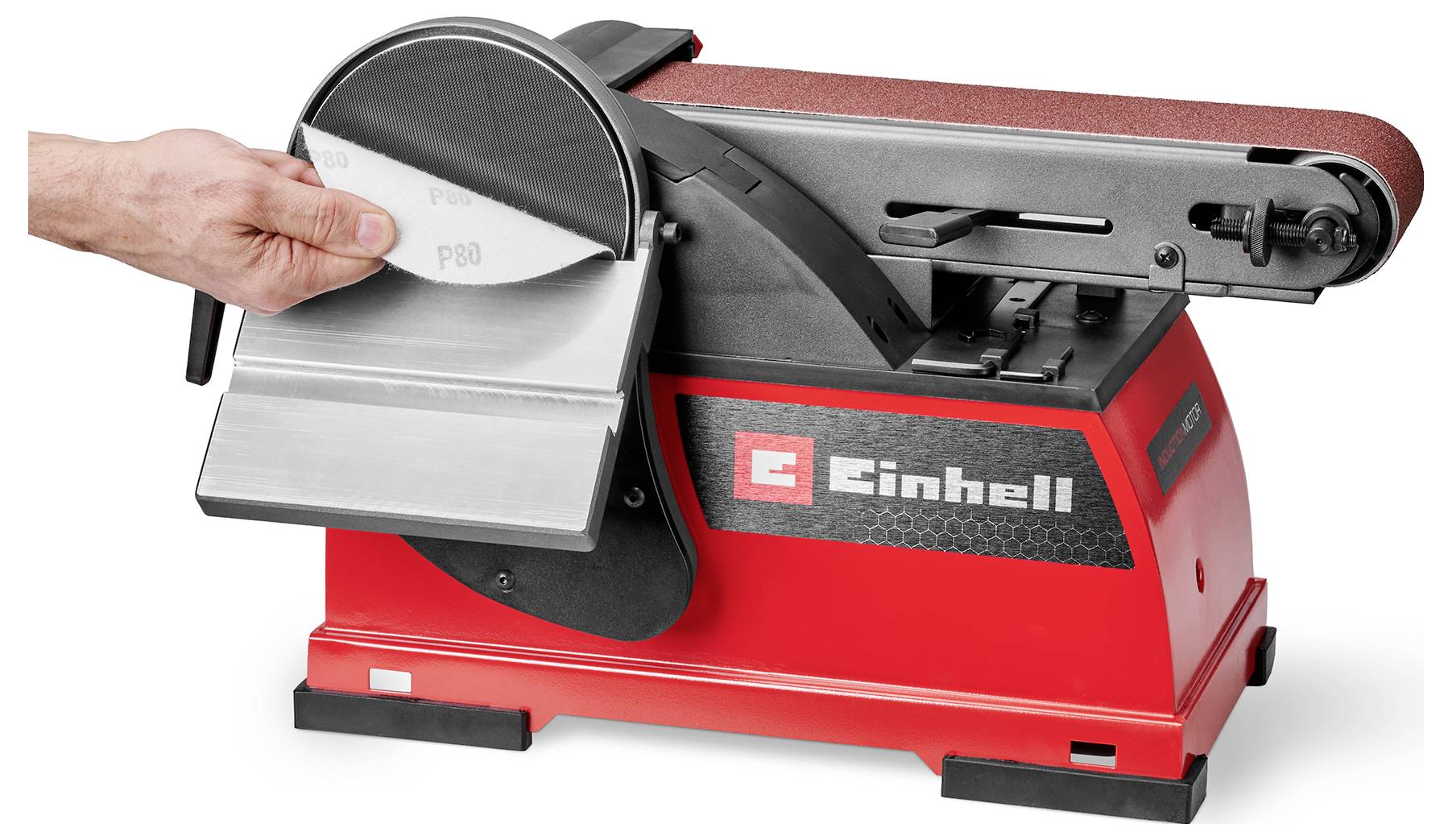 Eine Person stellt eine Schleifscheibe an einer rot-schwarzen Bandschleifmaschine der Marke "Einhell" ein.
