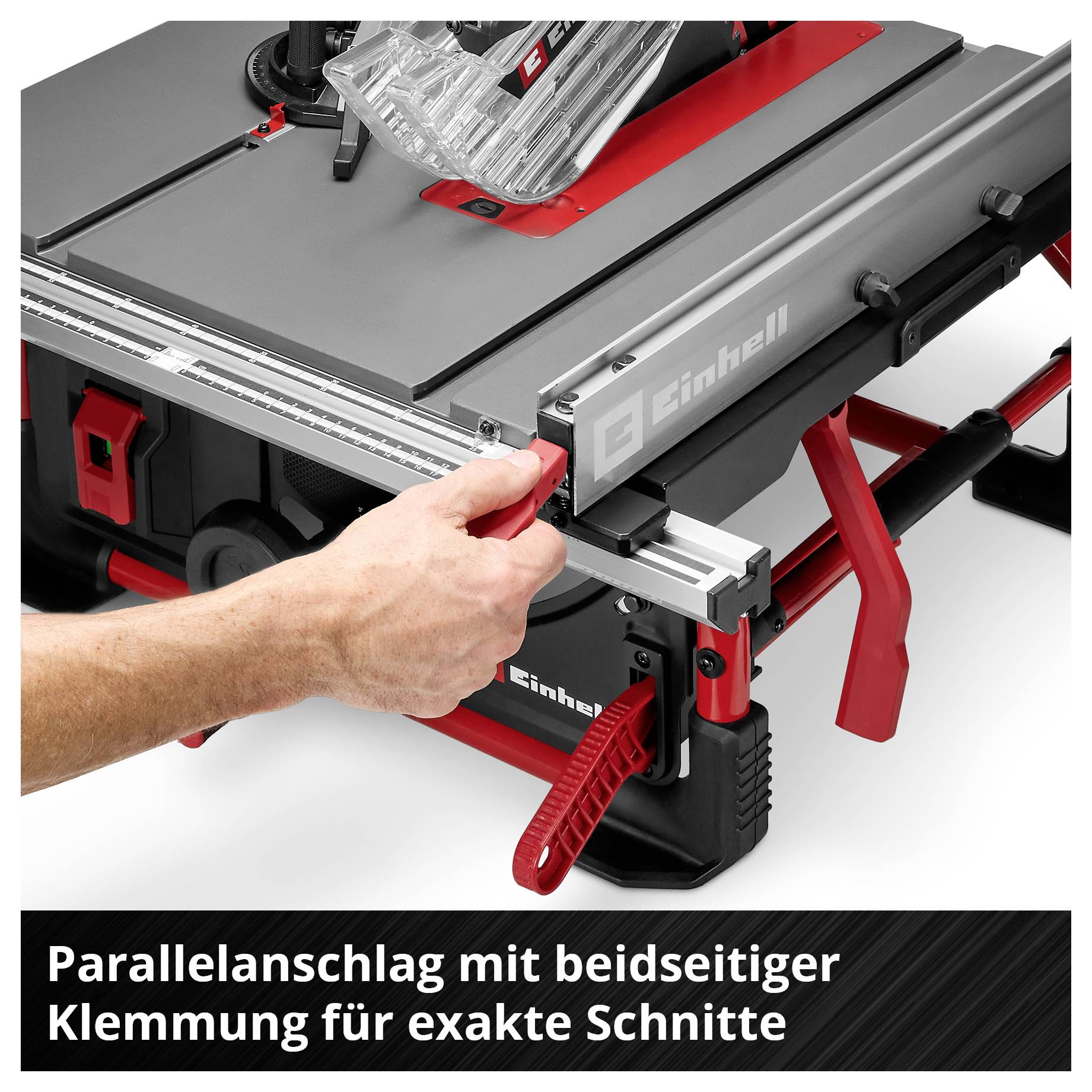 'Einhell Tischkreissäge mit Parallelanschlag. Eine Hand justiert den Anschlag für präzise Schnitte.'