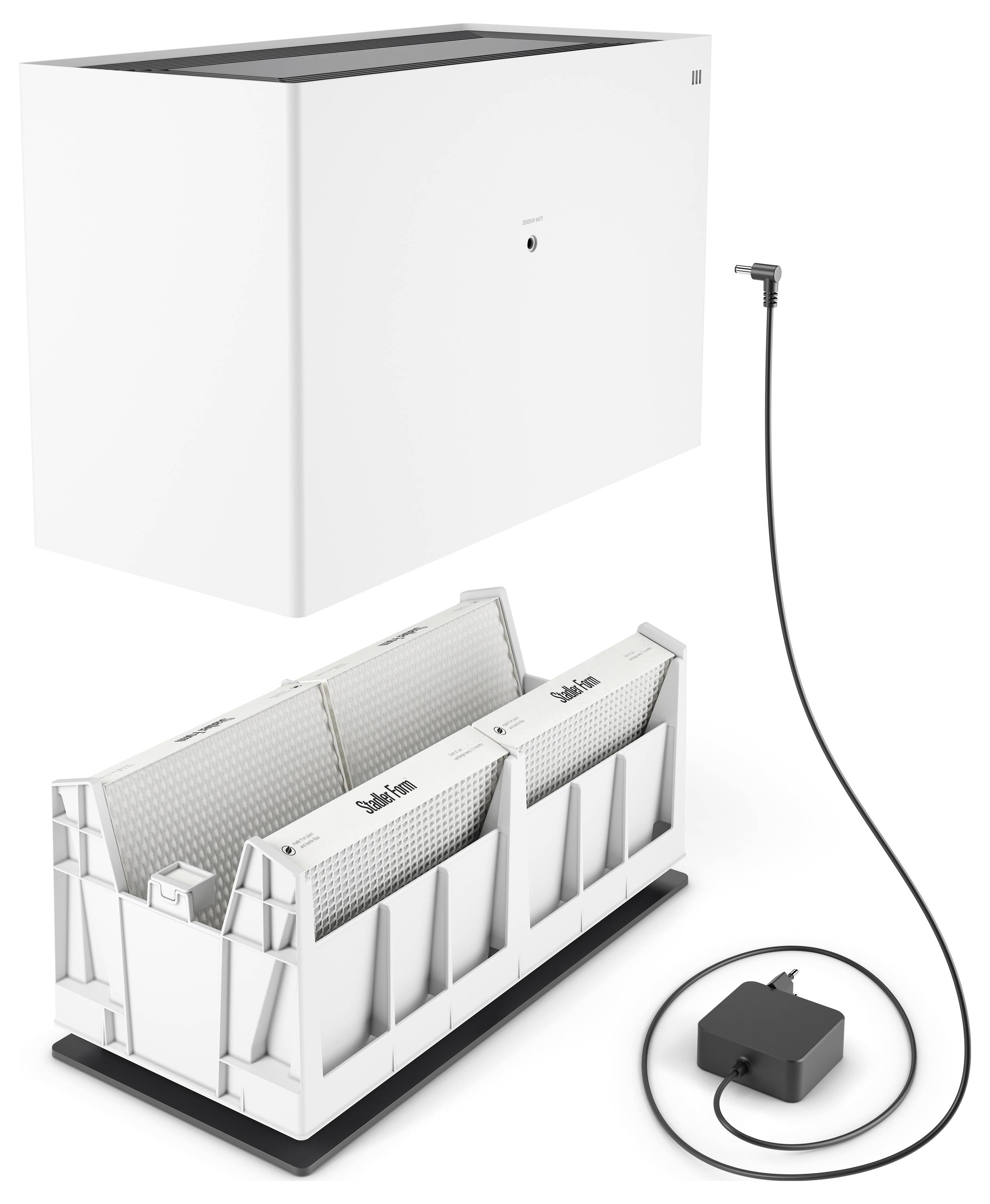 Ein weißer Luftreiniger mit einem herausnehmbaren Filtergehäuse und einem Netzkabel mit Adapter wird gezeigt. Der Filter trägt die Markenbezeichnung "Swish".