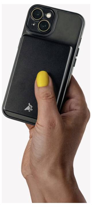 Eine Hand mit gelbem Nagellack hält ein Smartphone mit Dual-Hauptkamera und einem Logo mit einem Känguru.