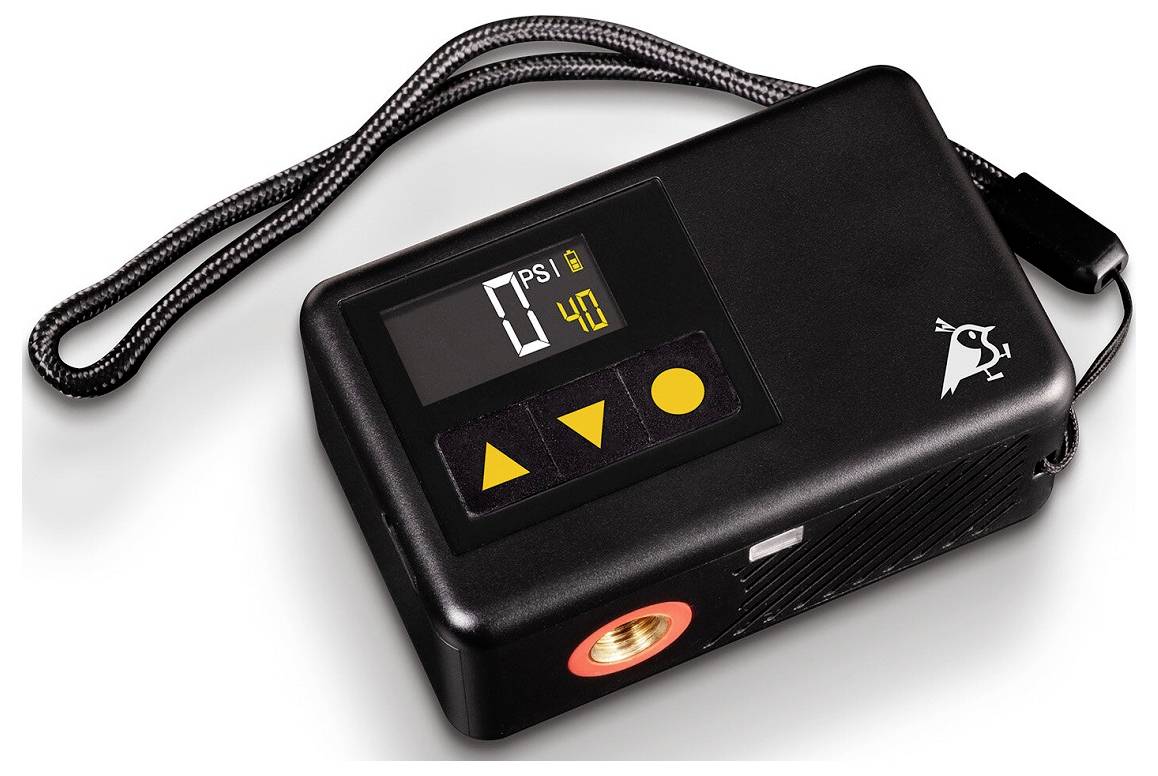 Ein tragbarer digitaler Reifenaufpumper mit einem Display, das '40 PSI' anzeigt, gelben Navigationstasten und einem Trageriemen an der Seite.