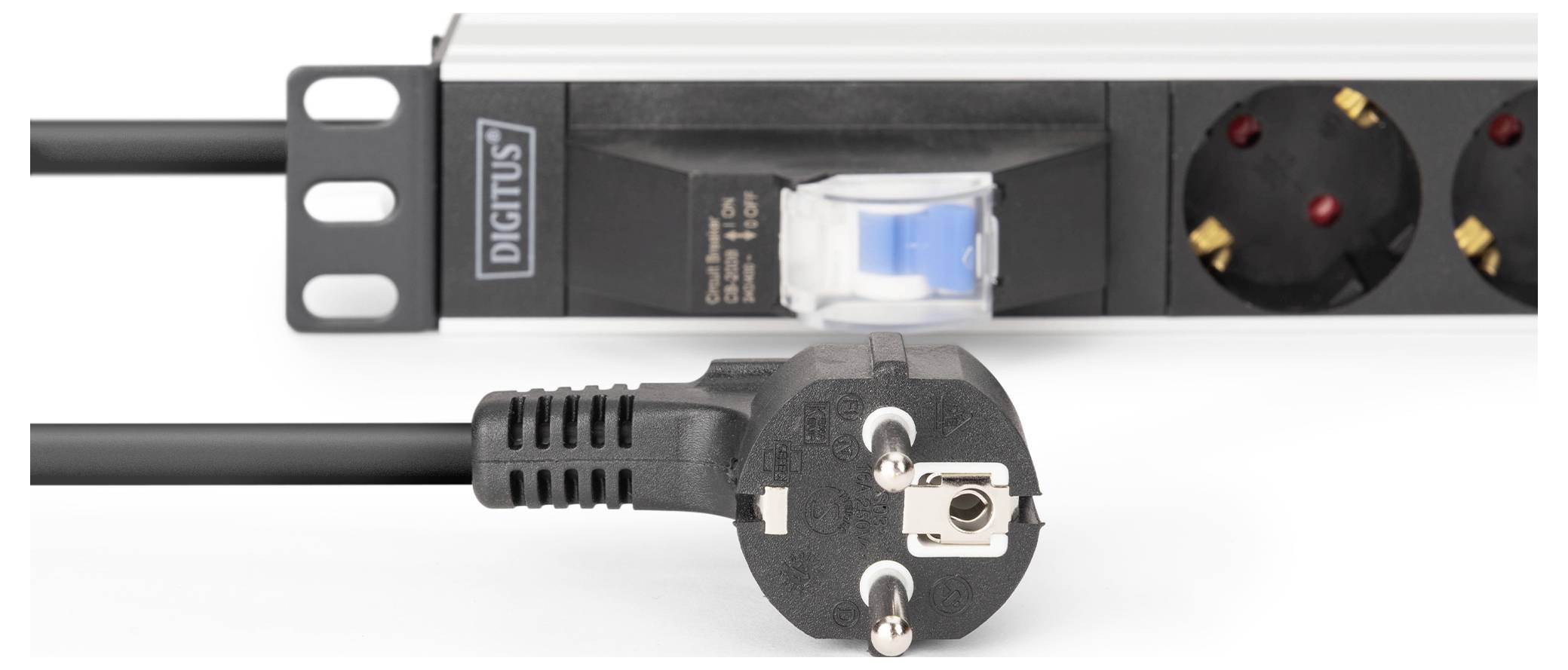 Eine Steckerleiste mit mehreren Steckdosen und einem angebrachten Stecker, der einsatzbereit ist.
