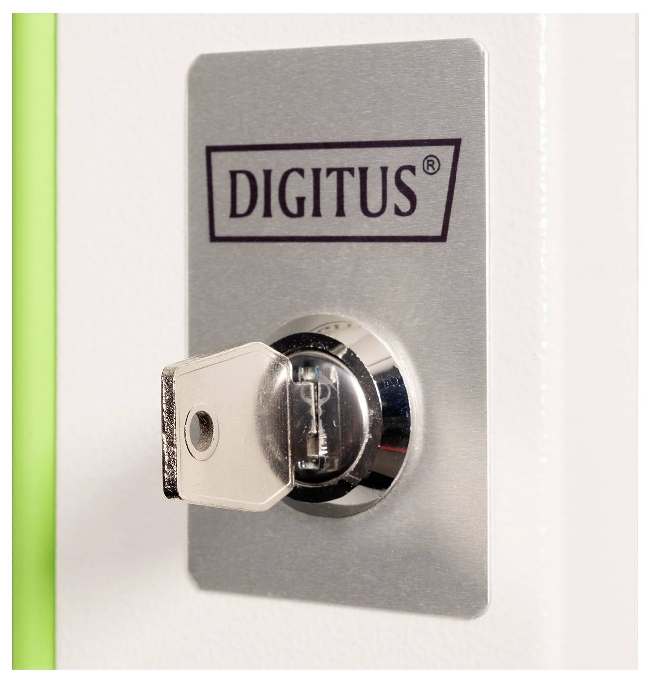 Ein Schlüssel, der in ein Schloss der Marke "DIGITUS" auf einem Metallpanel eingeführt ist, was auf einen gesicherten Zugriffspunkt oder ein Lagerfach hindeutet.