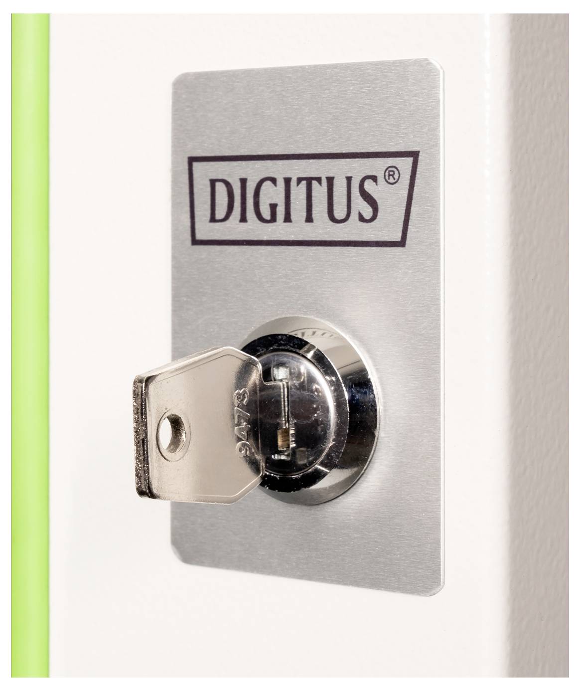 Ein silberner Schlüssel, der in ein modernes, metallisches Schloss mit dem Logo „DIGITUS" eingefügt ist, das oberhalb auf einer weißen Blende mit grünem Rand angebracht ist.