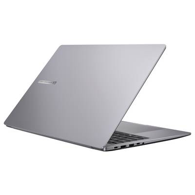 Ein schlanker silberner Laptop, halb geöffnet, mit einer Seitenansicht, die eine sichtbare Tastatur und Anschlüsse zeigt und ein modernes und portables Design andeutet.