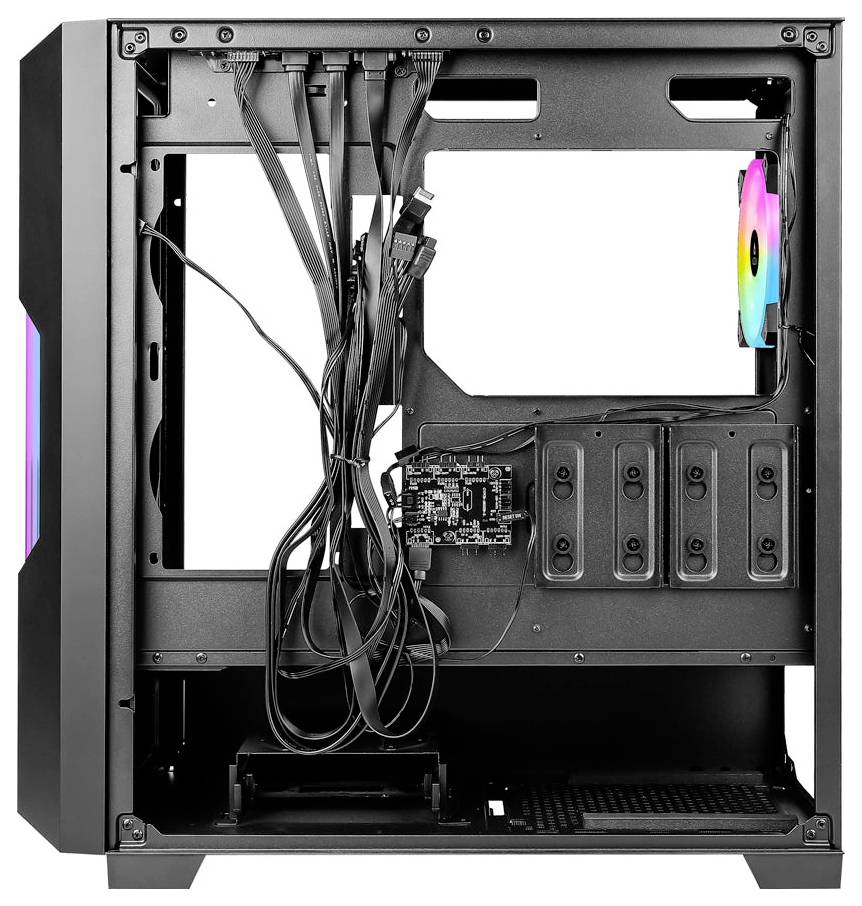 Ein schwarzes PC-Gehäuse mit abgenommenem Seitenpanel, das die interne Kabelführung, mehrere Einschubplätze für Laufwerke und einen hinteren RGB-Lüfter zeigt.