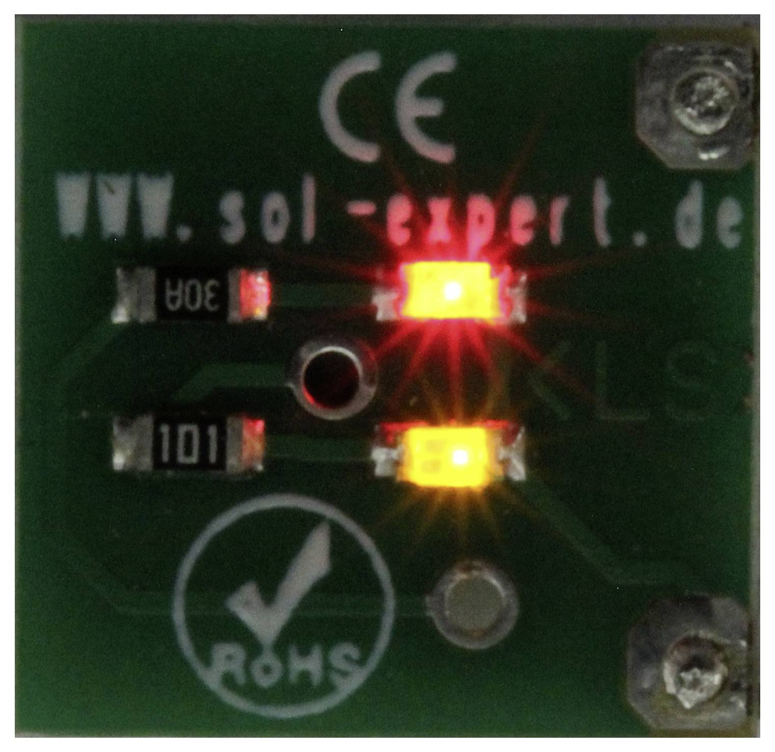 Eine grüne Leiterplatte mit zwei leuchtenden LEDs, eine rot und eine gelb. Der Text 'sol-expert.de', 'CE' und 'ROHS' ist sichtbar.