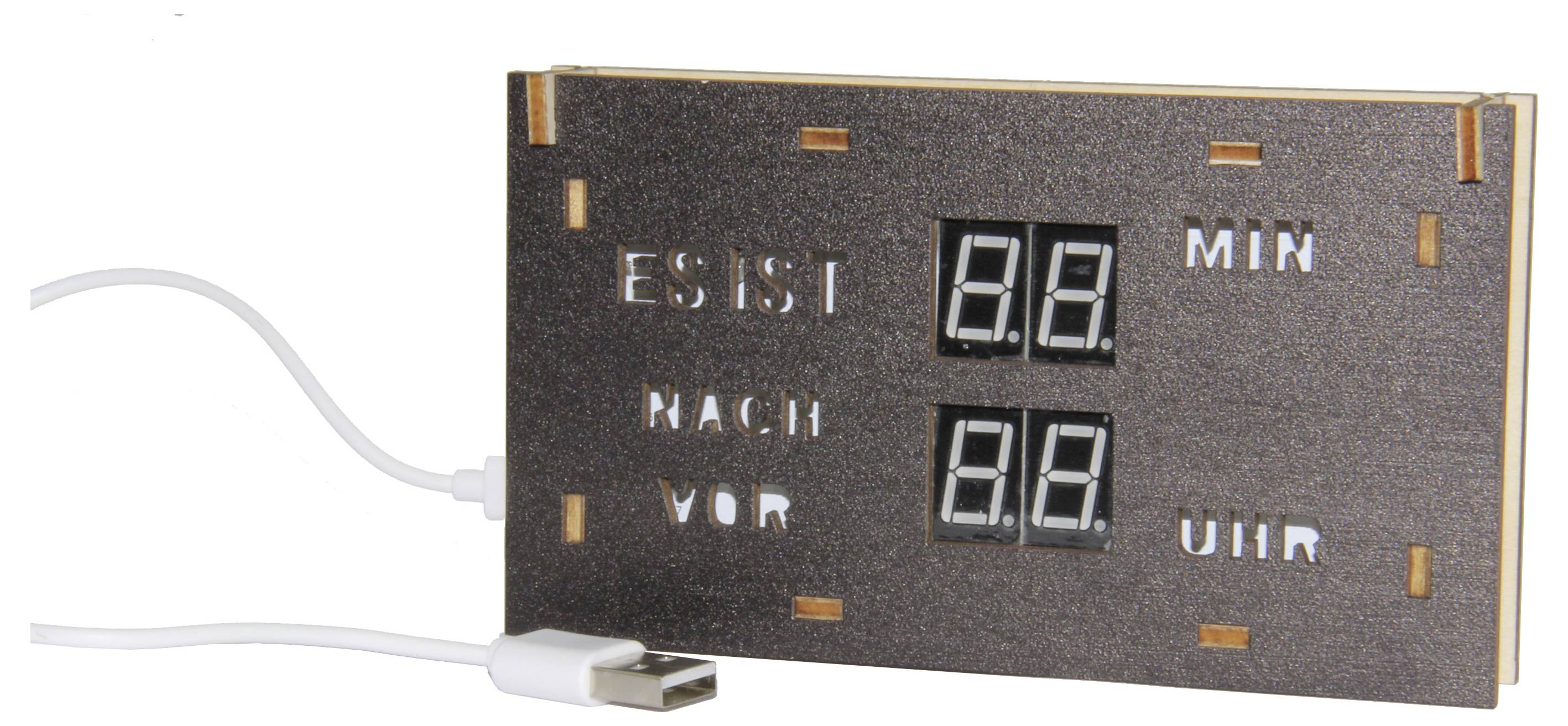 Eine digitale Uhr, die deutsche Wörter wie 'ES IST', 'MIN', 'NACH', 'VOR', 'UHR' anzeigt, mit angeschlossenem USB-Kabel, die die Zeit visuell darstellt.