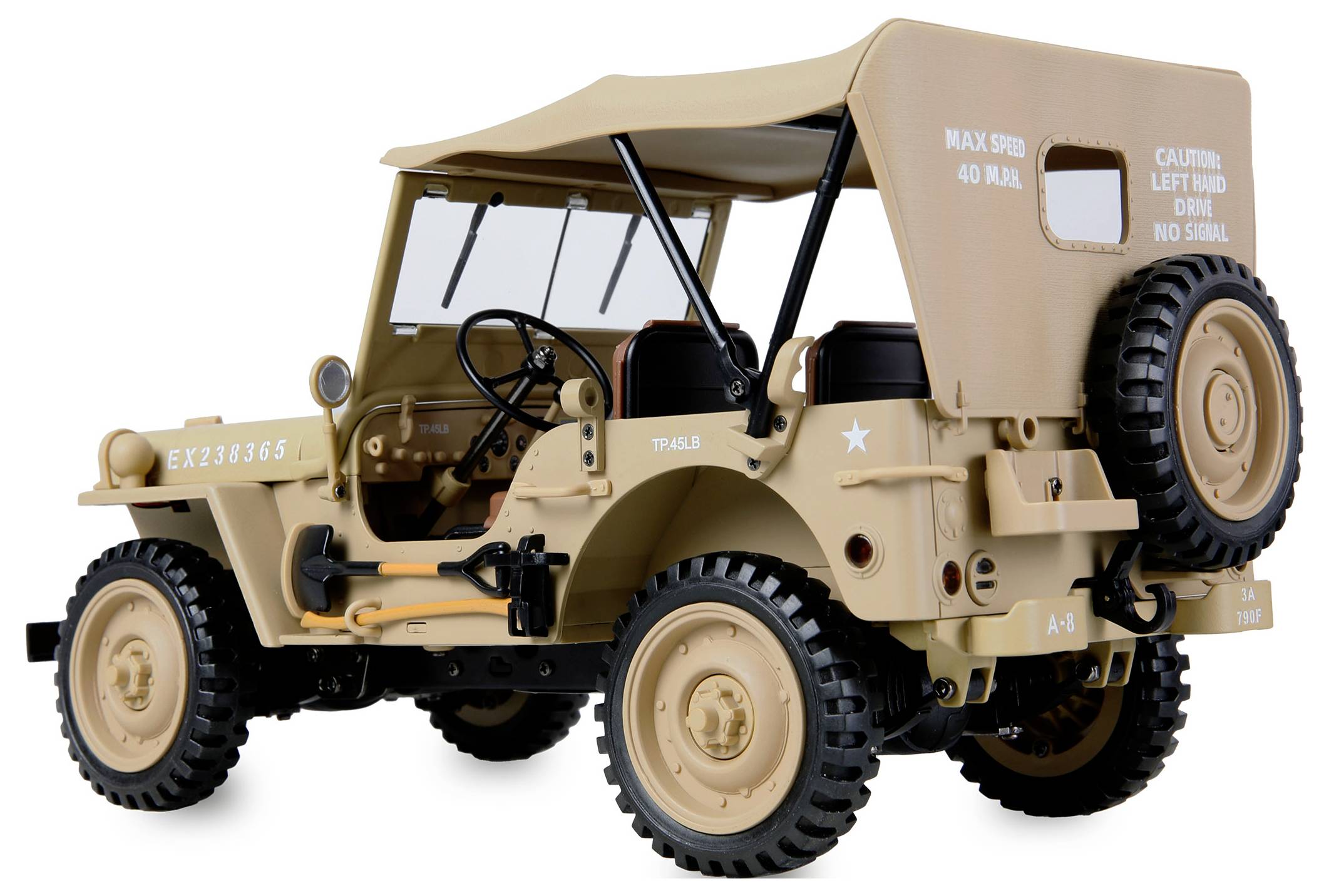 Ein beige Spielzeug-Militärjeep mit einem Verdeck, versehen mit Etiketten wie ‚Max Speed 40 MPH' und ‚Achtung: Linkslenker, Kein Signal'. Er verfügt über ein Ersatzrad hinten.