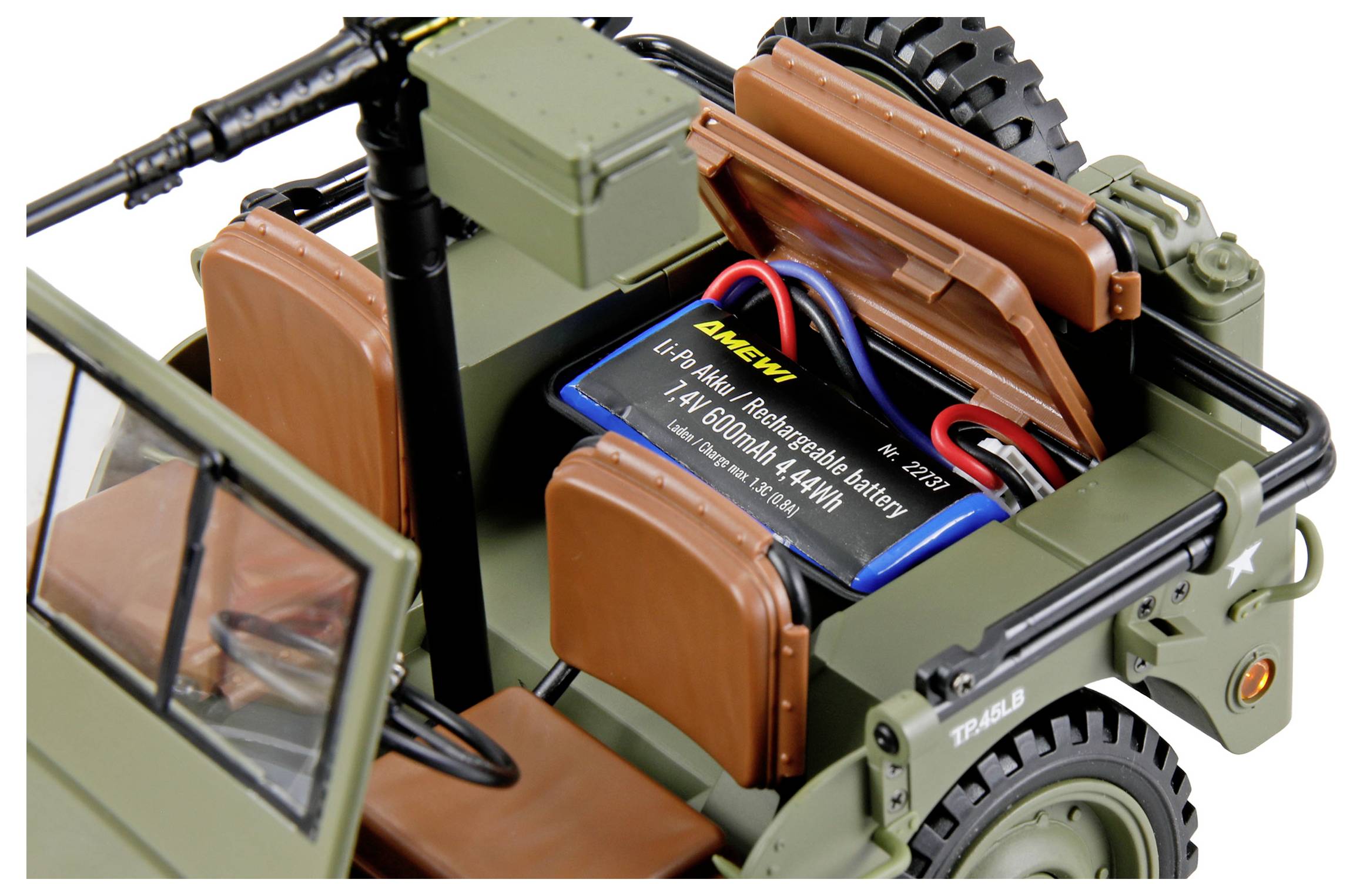 Modellspielzeugfahrzeug mit entfernten Teilen, um einen wiederaufladbaren Akku mit der Bezeichnung 'BANWLI Li-Po 6000mAh 7.4V' freizulegen und die internen Komponenten hervorzuheben.
