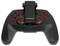 Ein schwarzer Gaming-Controller mit roten Tasten mit den Beschriftungen 'X', 'Y', 'B', 'A' und einem am oberen Mittelteil angebrachten Telefonhalter.