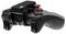 Ein schwarzer und roter Gaming-Controller mit Joystick und Tasten, entwickelt für Konsolen-Gaming. Der Controller ist geneigt und zeigt sein ergonomisches Design.