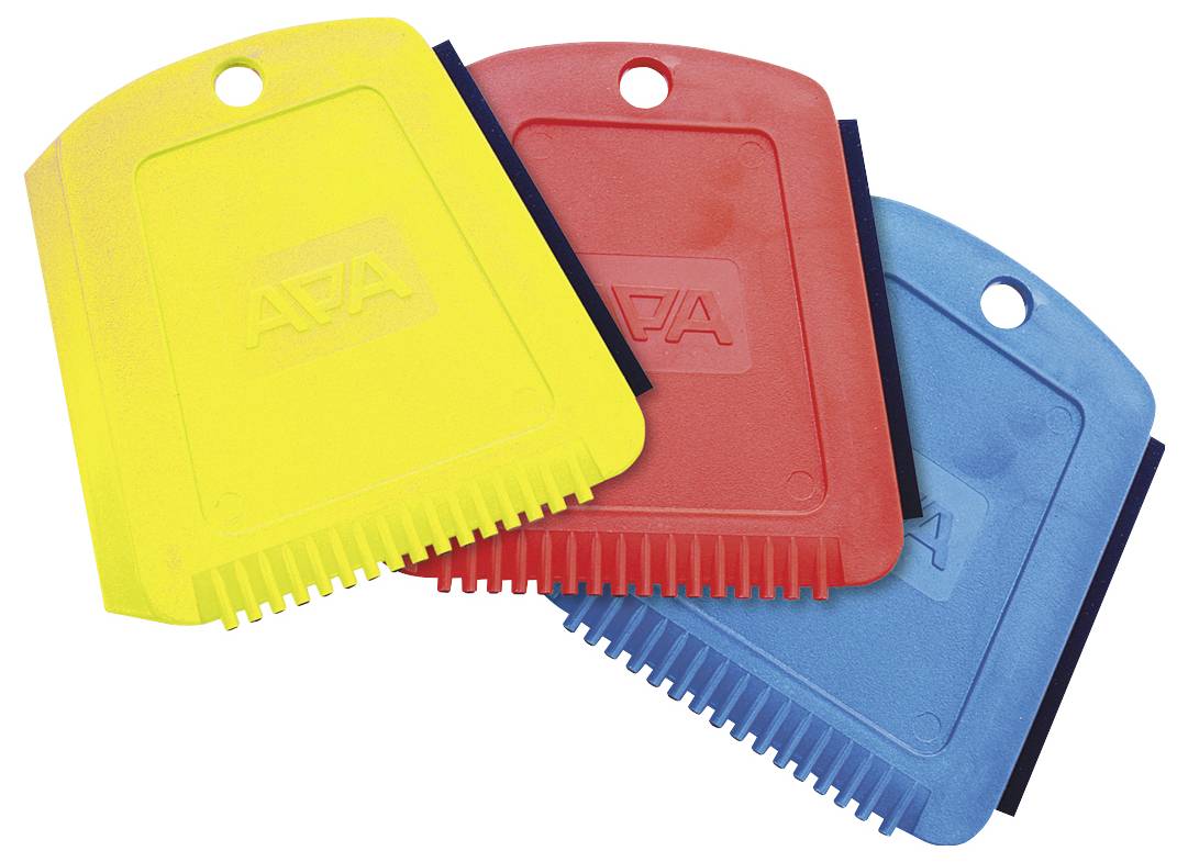 Drei Eiskratzer aus Kunststoff in den Farben Gelb, Rot und Blau, jeder mit einer Aufhängeöse und gezackten Kanten für effiziente Eisentfernung.