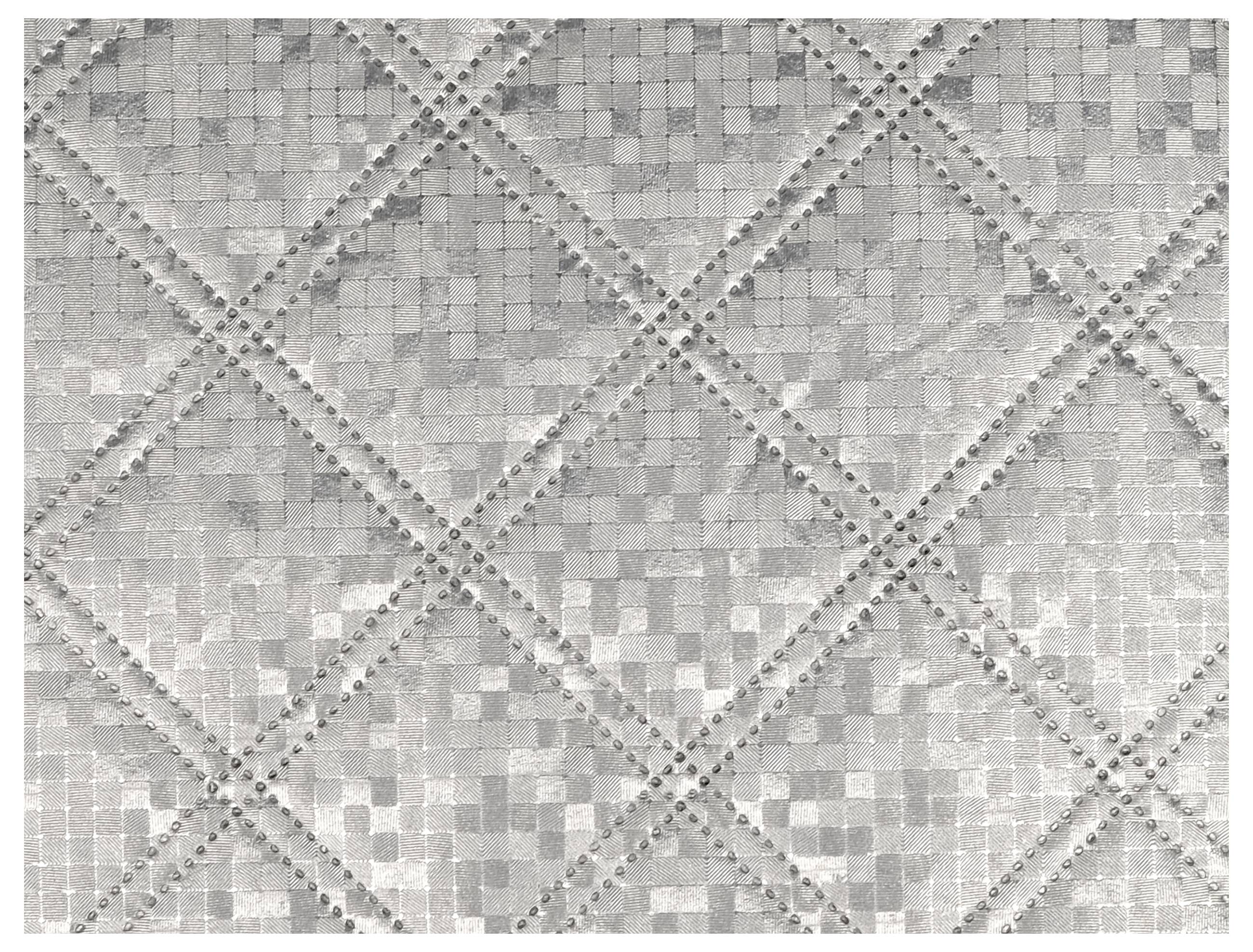 Eine silberfarbene, strukturierte Oberfläche mit einem Rautenmuster, das durch sich kreuzende Linien und hervorgehobene Punkte entsteht und ein gitterartiges Aussehen aufweist.