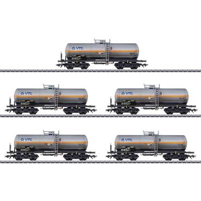 Fünf graue Kesselwagen mit orangefarbenen Streifen, mit der Aufschrift "VTG", sind auf parallelen Gleisen ausgerichtet und blicken in die gleiche Richtung.