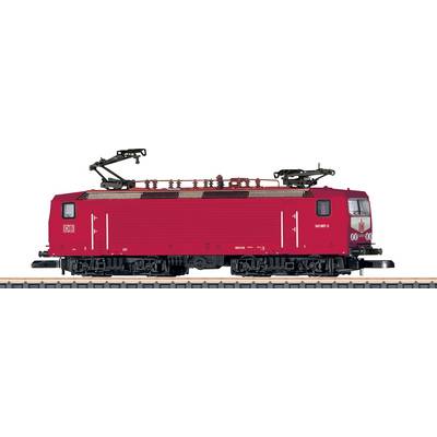 Rote elektrische Lokomotive als Modell mit Stromabnehmer auf einem Gleis, mit 'DB'-Logo und detaillierten Außenkomponenten.
