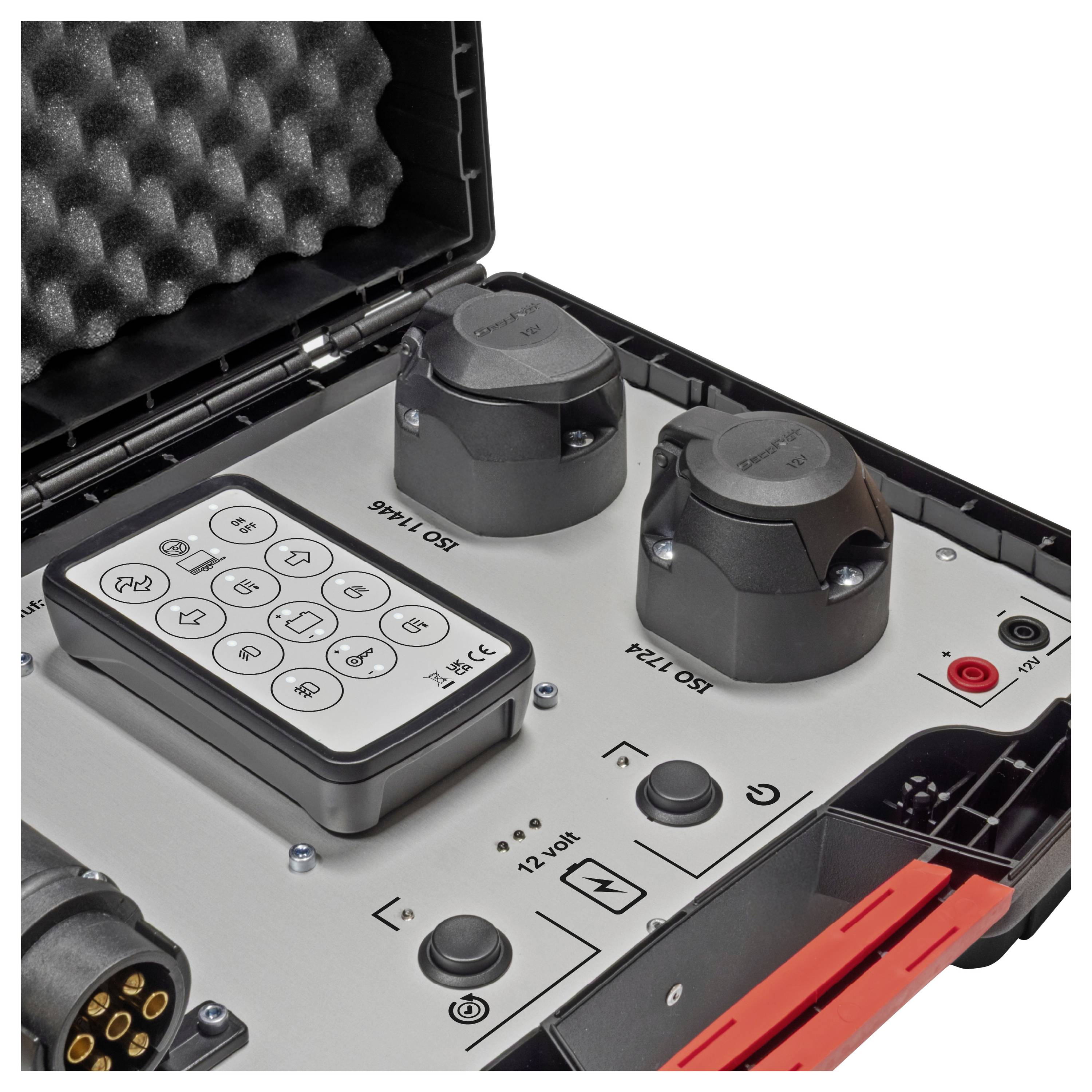 Tragbare Stromverteilungseinheit mit beschrifteten Schaltern und Steckdosen in einem Schutzgehäuse, konzipiert für die Verwaltung mehrerer Anschlüsse.