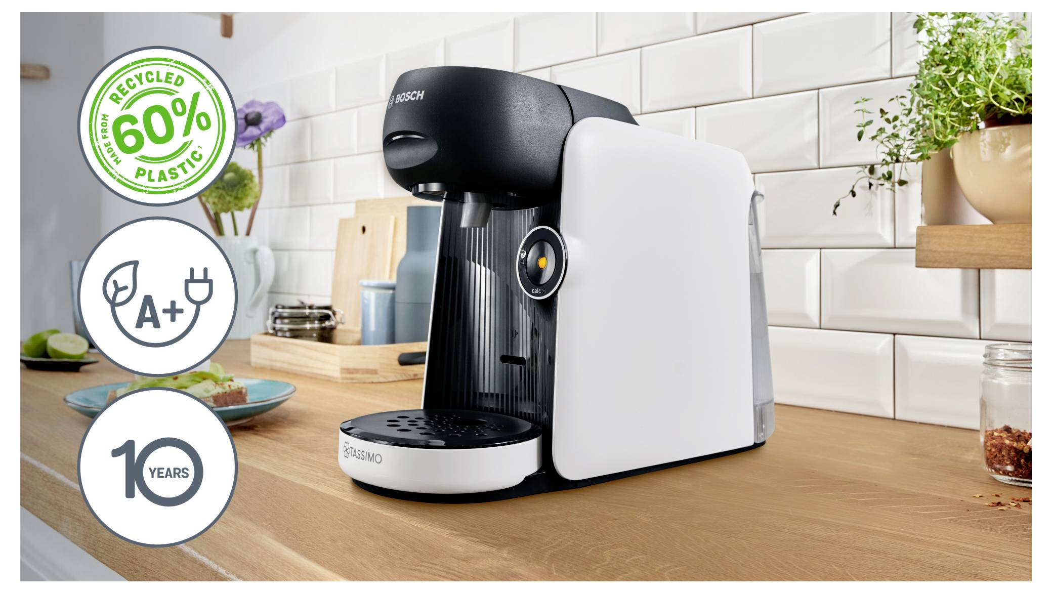 Kaffeemaschine von Bosch auf einer Küchenarbeitsplatte, mit Hervorhebung von 60% recyceltem Kunststoff, Energieeffizienzklasse A+ und 10-jähriger Garantie.