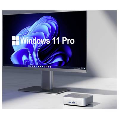 Ein Monitor zeigt das Logo von 'Windows 11 Pro' auf einem blauen abstrakten Hintergrund. Ein kleines, weißes Computergerät mit USB-Anschlüssen steht auf dem Schreibtisch.