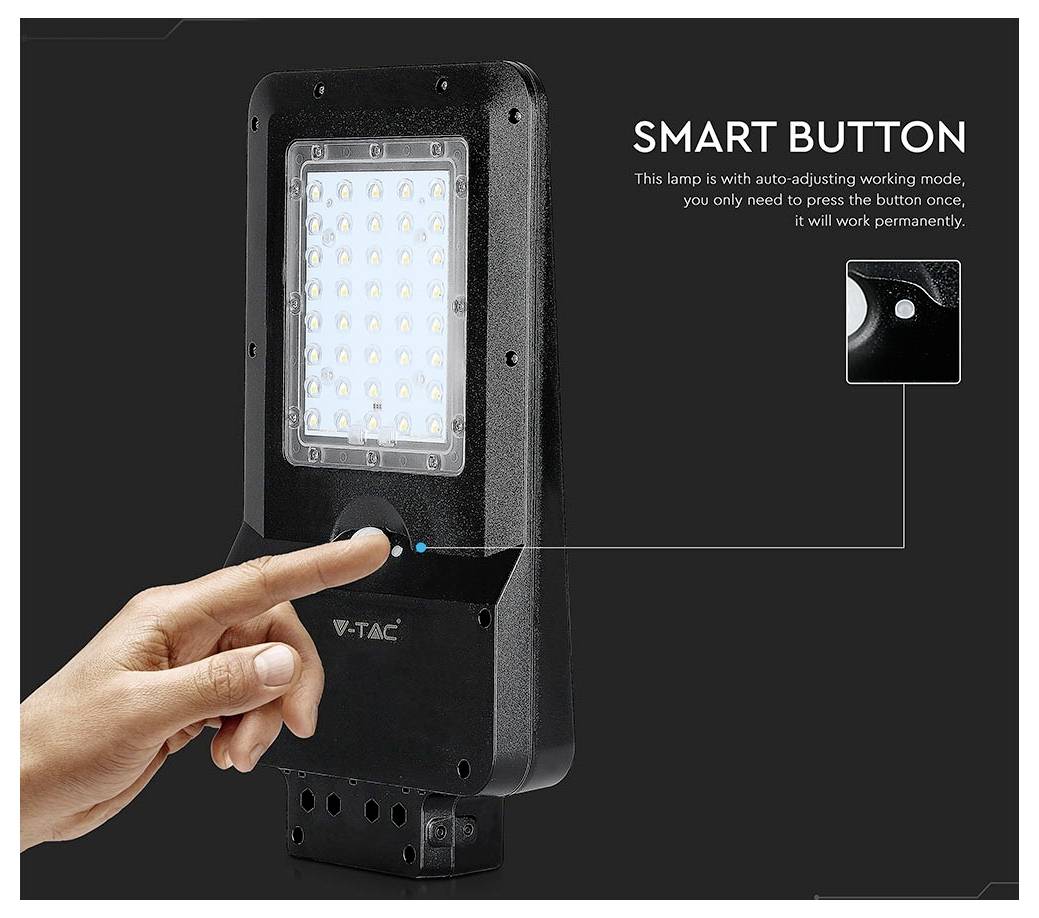 Eine Hand drückt einen "Smart Button" an einer V-TAC-Lampe, die einen Auto-Adjust-Modus besitzt, der nur einen Druck für den permanenten Betrieb erfordert.