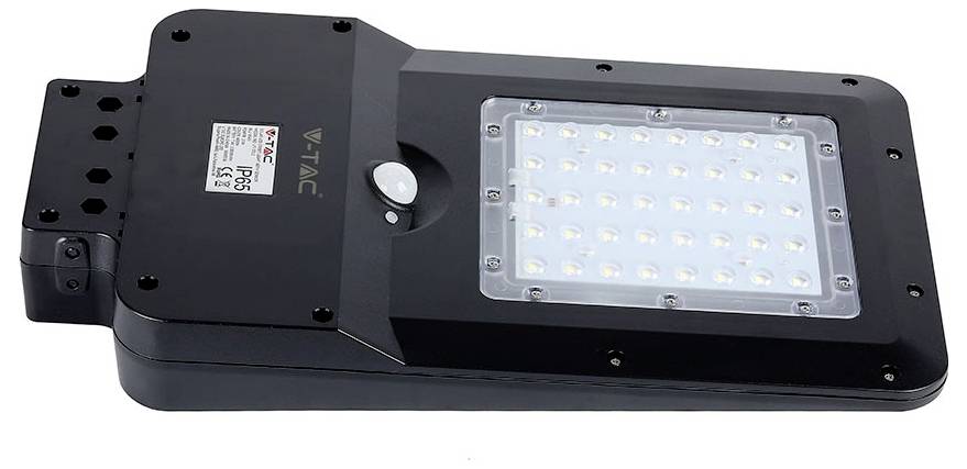 Eine LED-Straßenleuchte mit rechteckigem Design, die mehrere kleine Glühbirnen beherbergt, die von einem klaren Panel abgedeckt werden, in schwarzer Farbe.