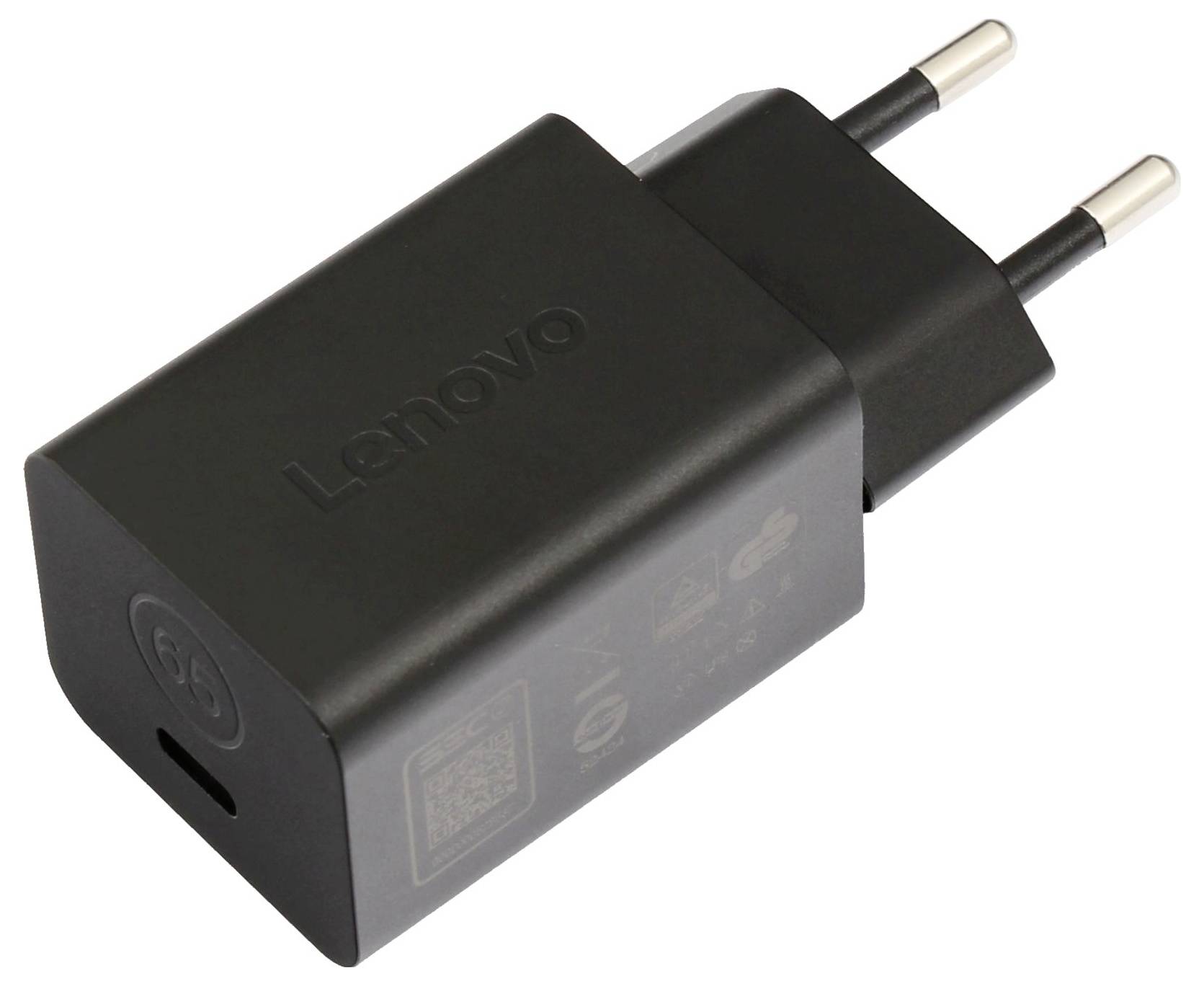 Ein schwarzes Lenovo USB-C-Wandladegerät mit zwei Stiften, das verschiedene Symbole und einen QR-Code an der Seite aufweist.