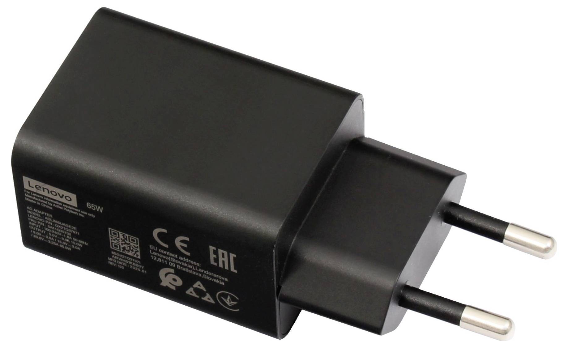 Ein schwarzes Lenovo 65W-Wandladegerät mit zweipinigem Stecker, das Sicherheitszertifizierungssymbole und Spezifikationen an seiner Seite trägt.
