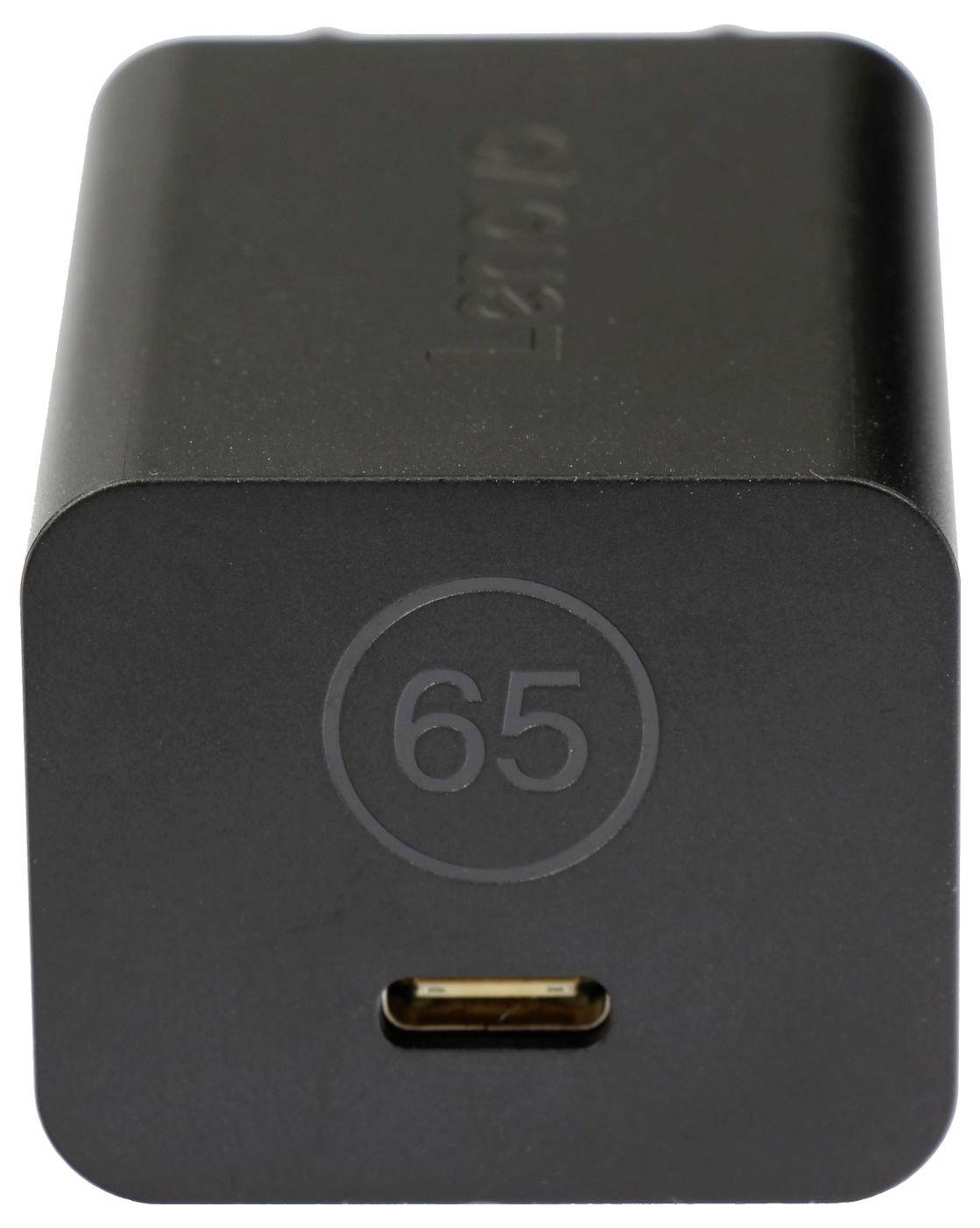 Ein schwarzer Netzadapter mit einem USB-Anschluss und der Zahl '65', die auf eine Leistung von 65 Watt hinweist.