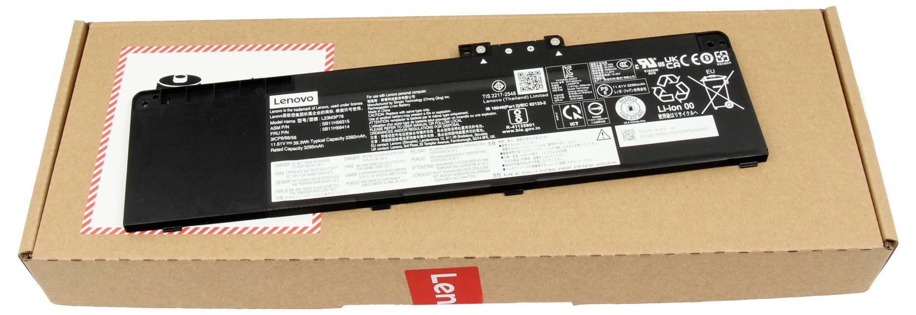 Laptop-Akku mit verschiedenen Etiketten und Symbolen, die auf einer Pappschachtel platziert sind.