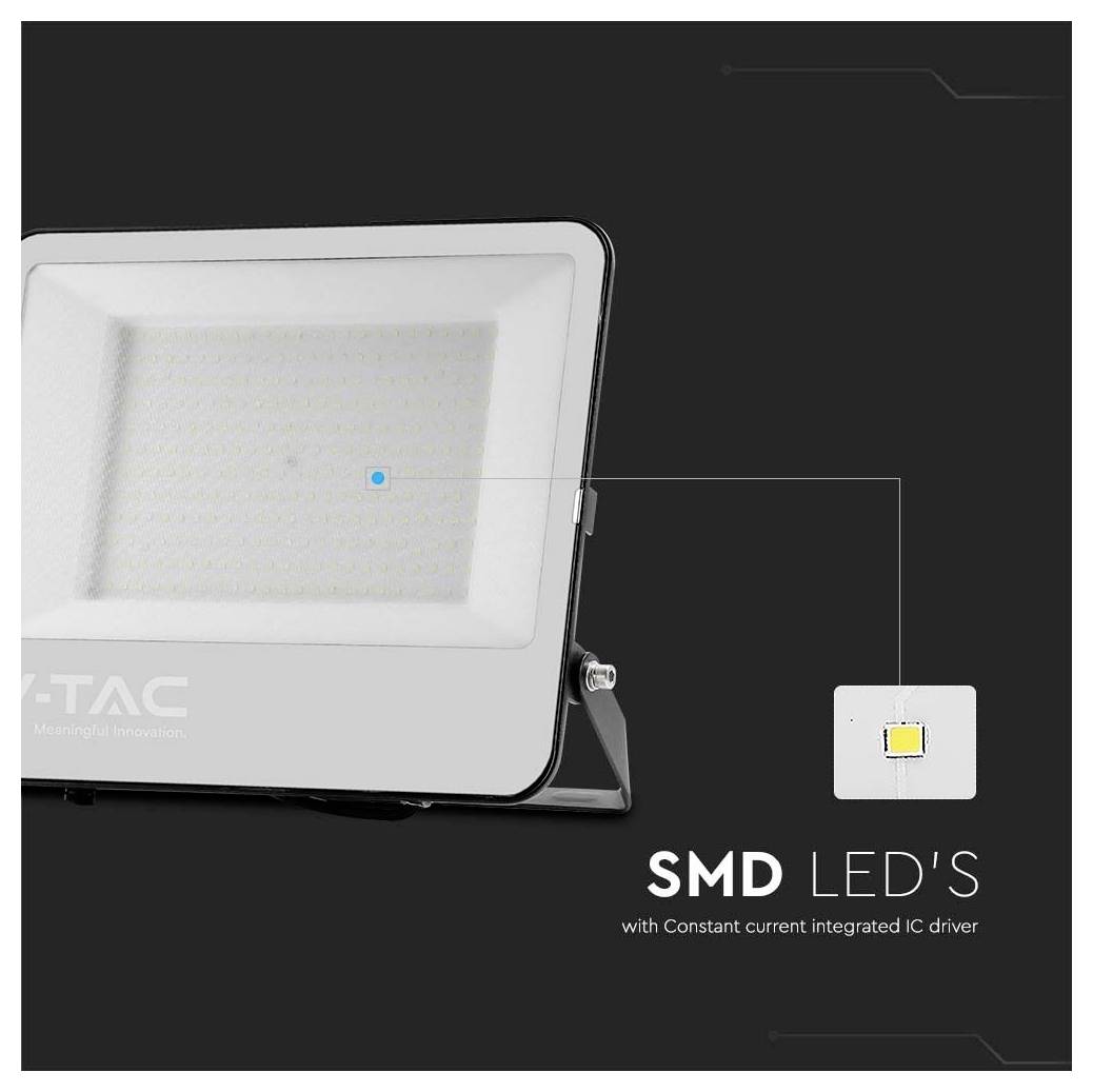 Eine rechteckige LED-Flutlichtlampe mit Fokus auf ‚SMD-LEDs' und einem ‚integrierten IC-Treiber', hervorgehoben auf einem dunklen Hintergrund.