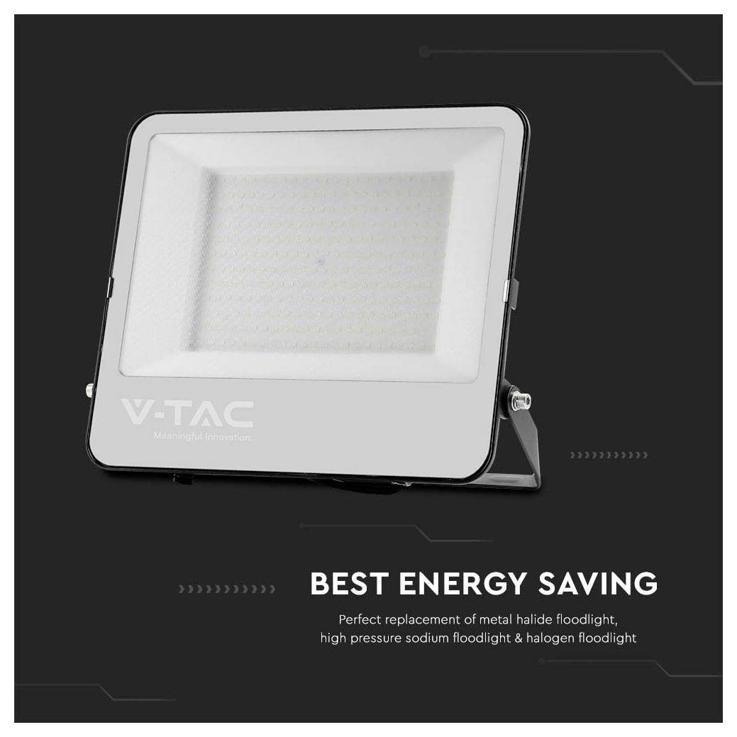 Ein weißer V-TAC-Flutlichtstrahler wird gezeigt mit dem Text „Beste Energieeinsparung", der seine Effizienz als Ersatz für traditionelle Flutlichtstrahler verdeutlicht.