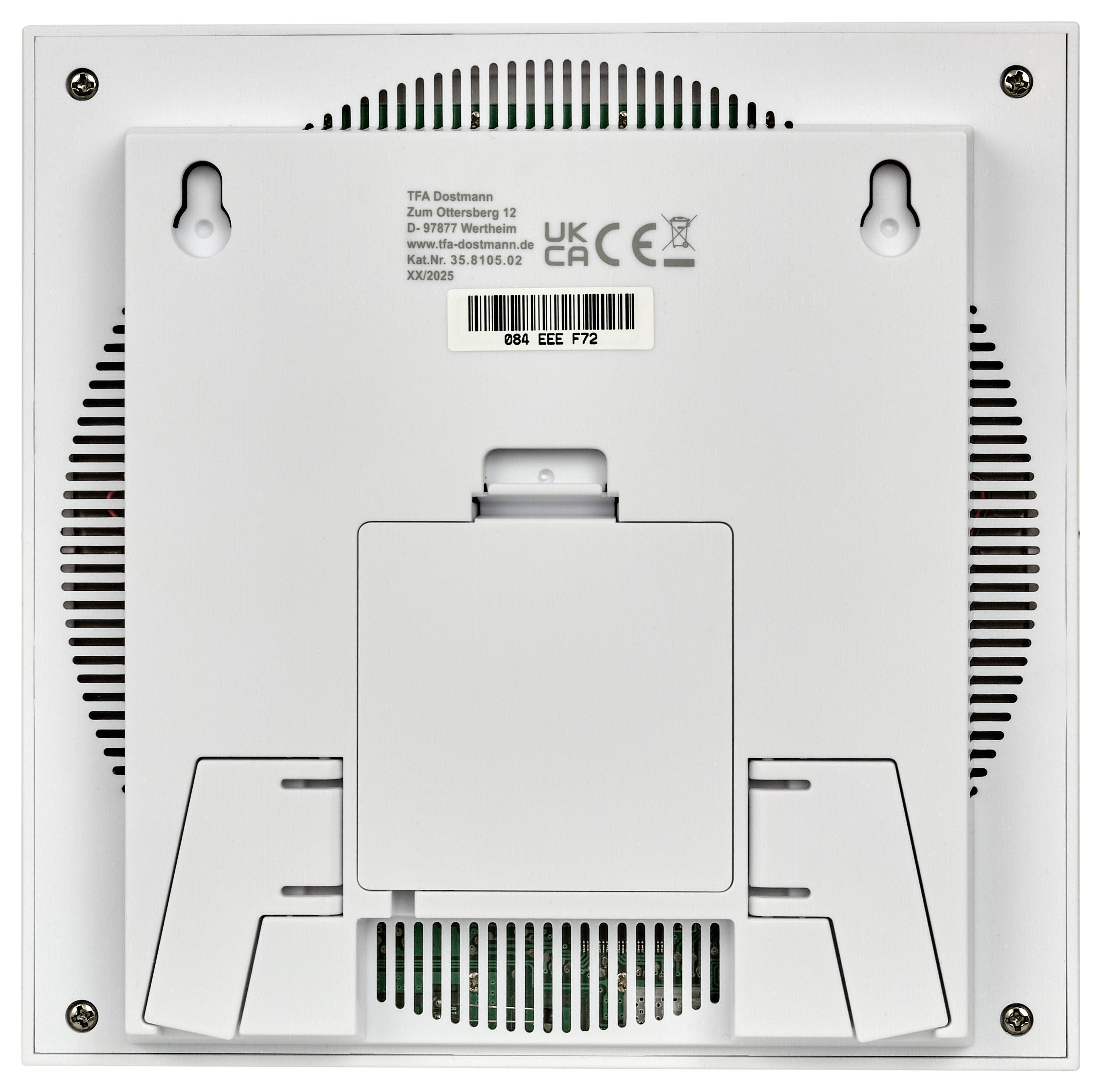 Rückansicht eines quadratischen elektronischen Geräts mit Batteriefach und Befestigungsschlitzen, versehen mit Zertifizierungsetiketten und Seriennummern.