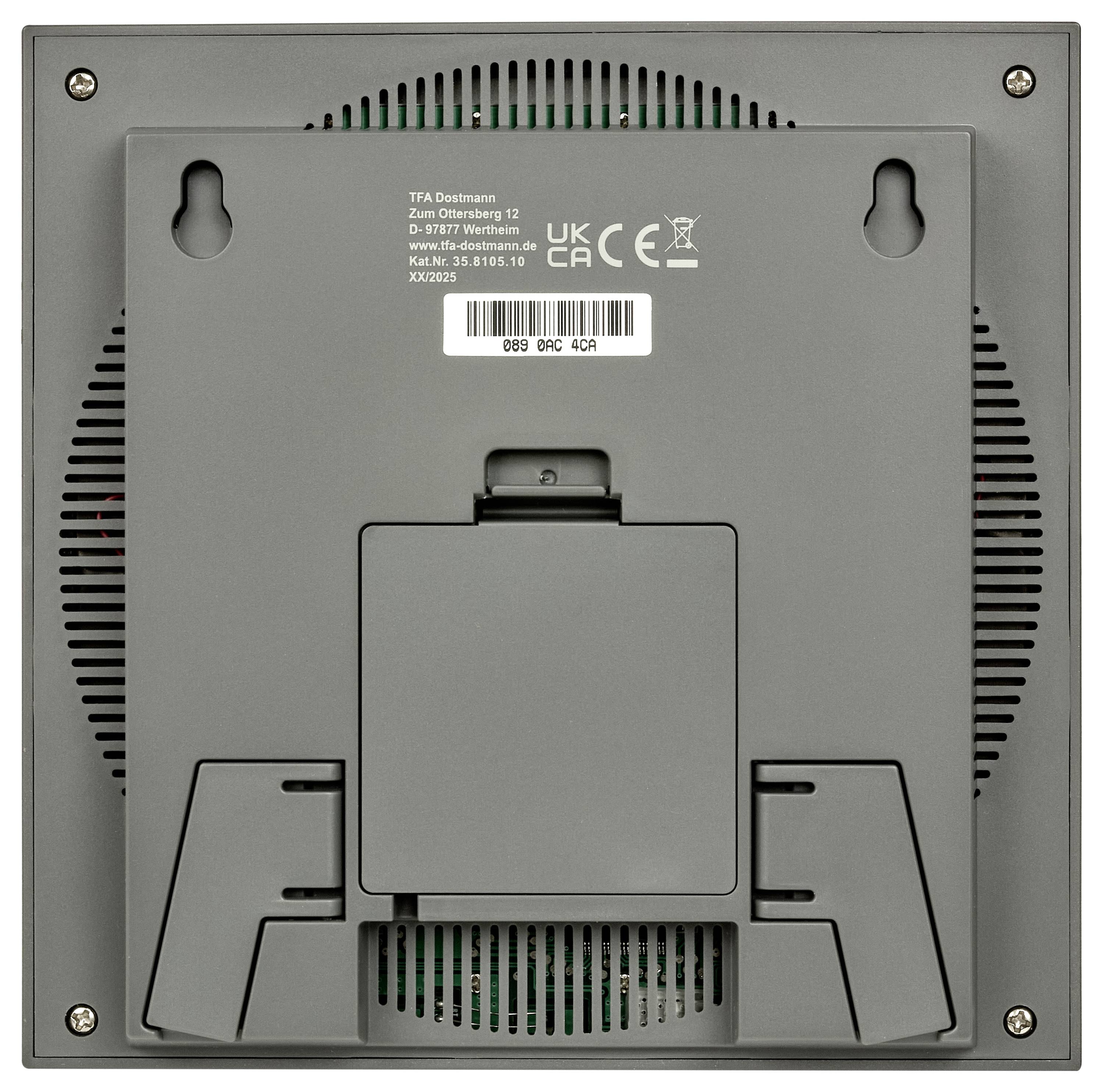 Das Bild zeigt die Rückseite eines digitalen Geräts mit einem offenen Batteriefach und einer Seriennummer. Es enthält UK- und CE-Zertifizierungszeichen.