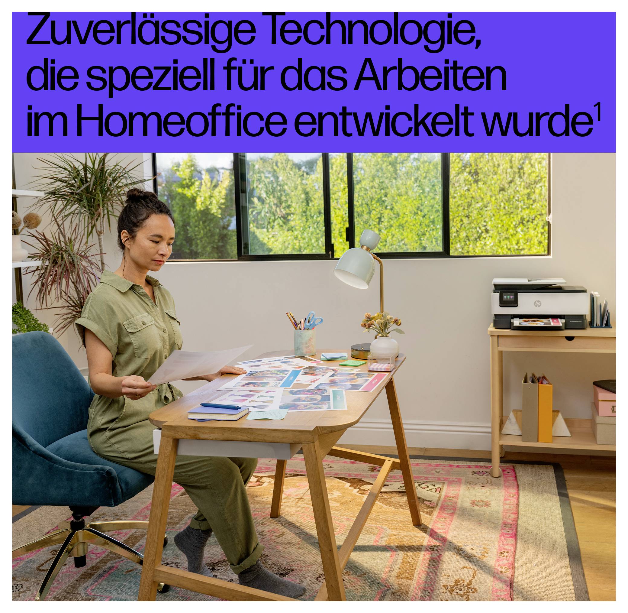 Frau am Schreibtisch mit Dokumenten und Laptop; Text lautet: "Zuverlässige Technologie, speziell entwickelt für das Arbeiten von zu Hause."