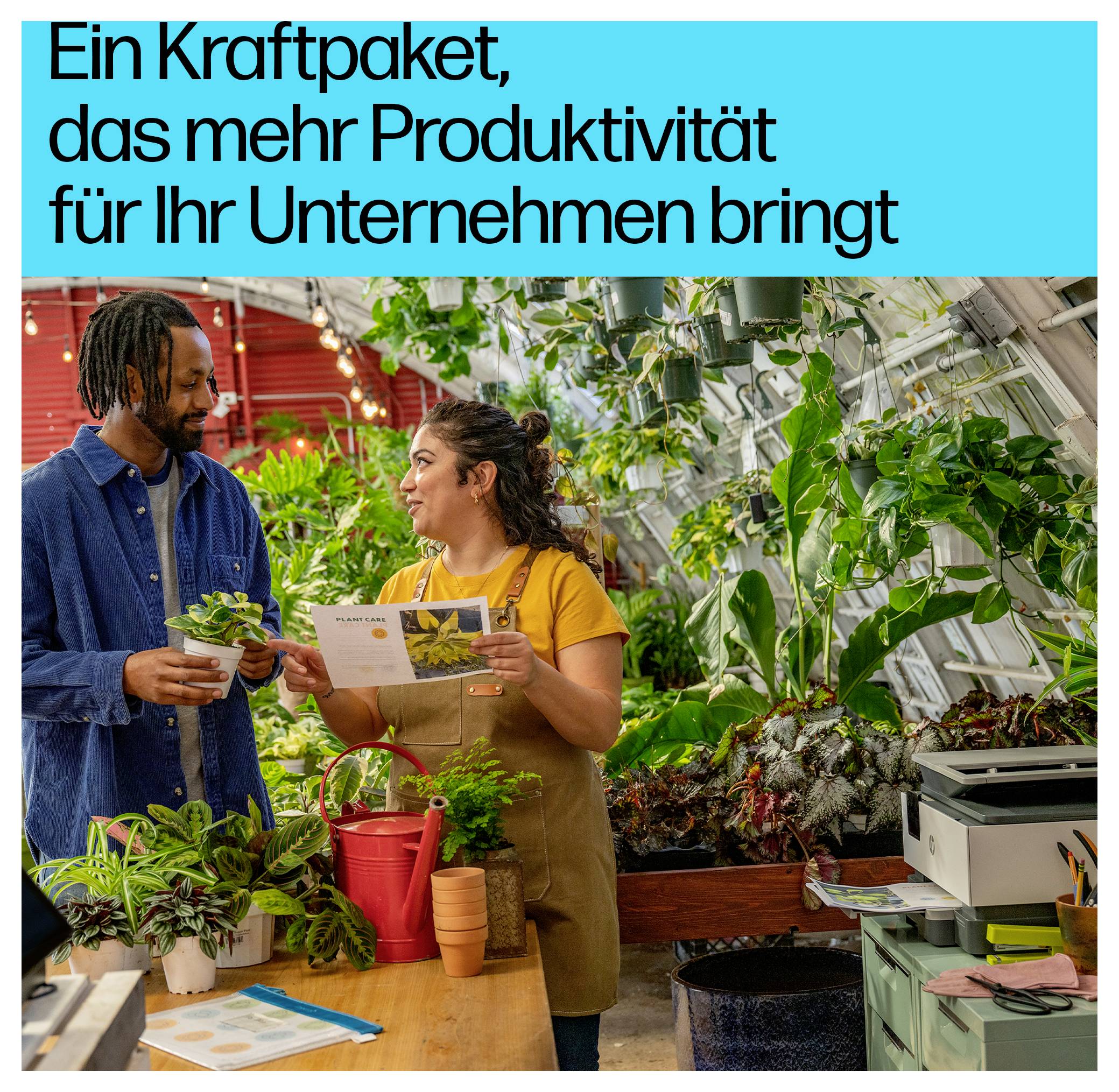Ein Mann und eine Frau stehen in einem Gewächshaus und diskutieren über ein Dokument, umgeben von Pflanzen und Gartenzubehör; Text liest sich: 'Ein Kraftpaket, das mehr Produktivität für Ihr Unternehmen bringt'.