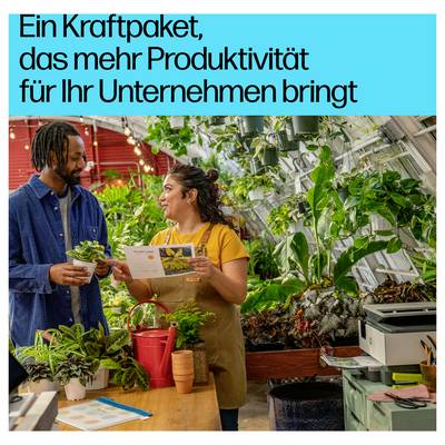Ein Mann und eine Frau stehen in einem Gewächshaus und diskutieren über ein Dokument, umgeben von Pflanzen und Gartenzubehör; Text liest sich: 'Ein Kraftpaket, das mehr Produktivität für Ihr Unternehmen bringt'.