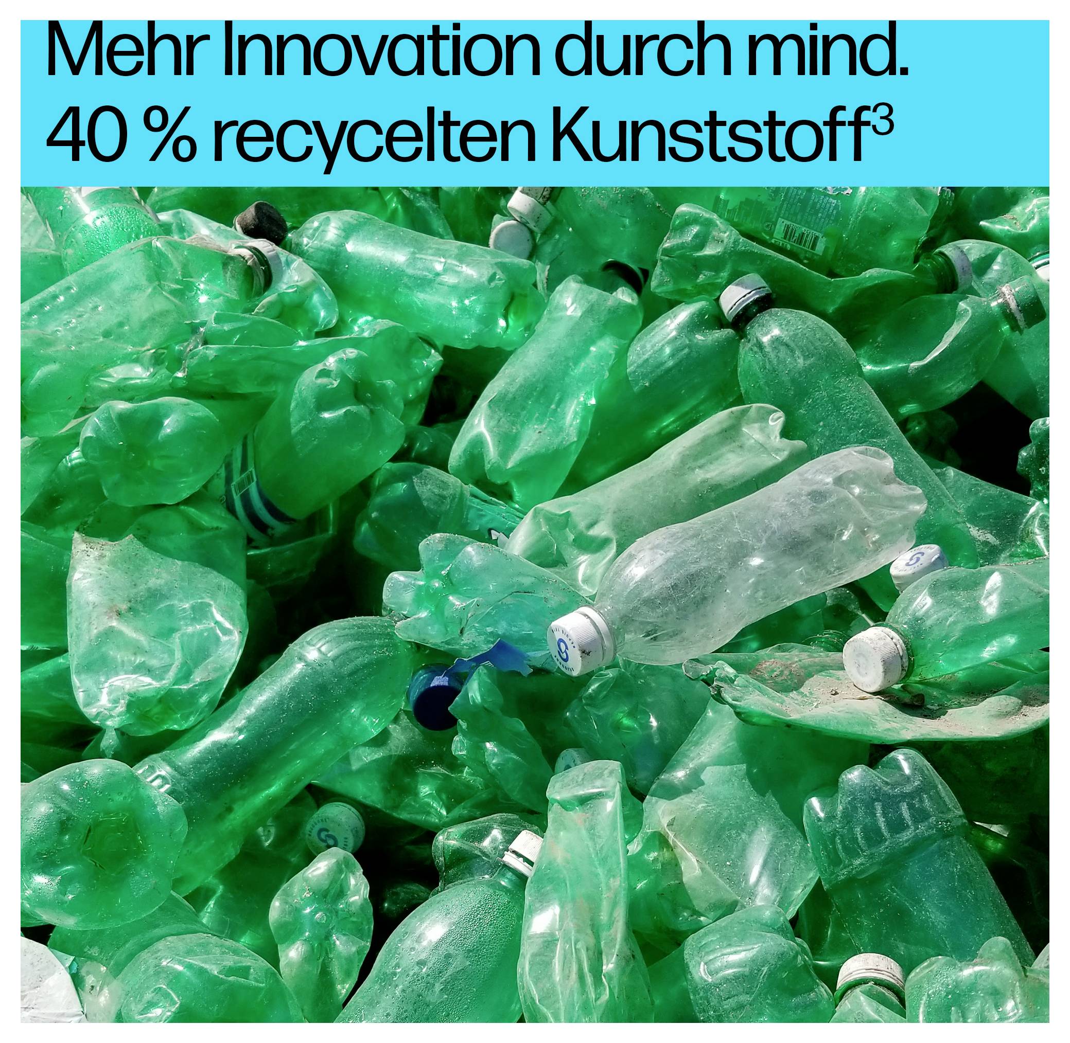 Ein Haufen zerdrückter grüner Plastikflaschen mit dem Text 'Mehr Innovation durch mind. 40 % recycelten Kunststoff' darüber.