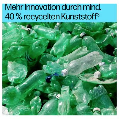 Ein Haufen zerdrückter grüner Plastikflaschen mit dem Text 'Mehr Innovation durch mind. 40 % recycelten Kunststoff' darüber.