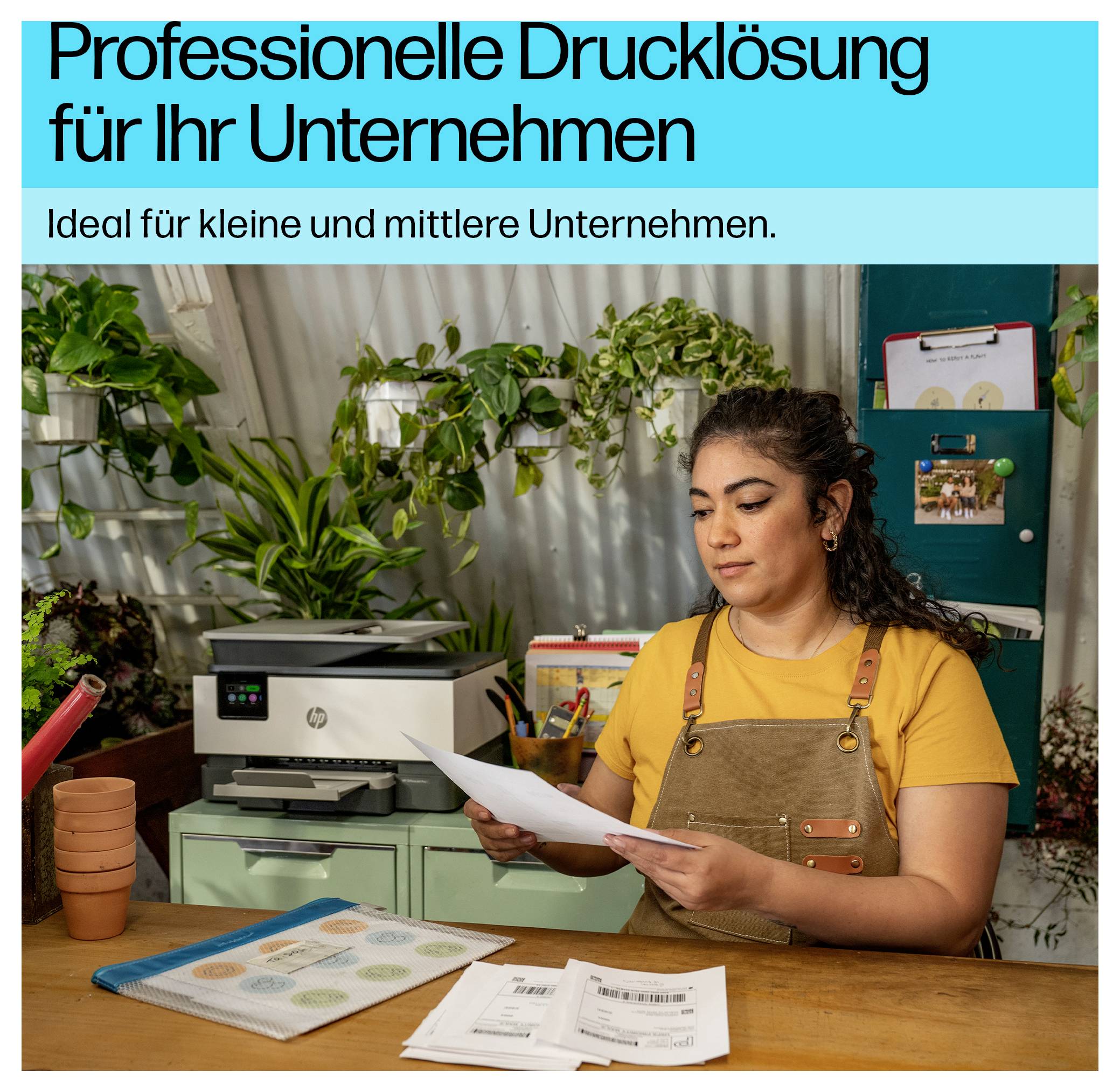 Eine Frau überprüft gedruckte Dokumente an einem Schreibtisch mit einem Drucker, Pflanzen und Büromaterialien. Text: Professionelle Drucklösung für Ihr Unternehmen.