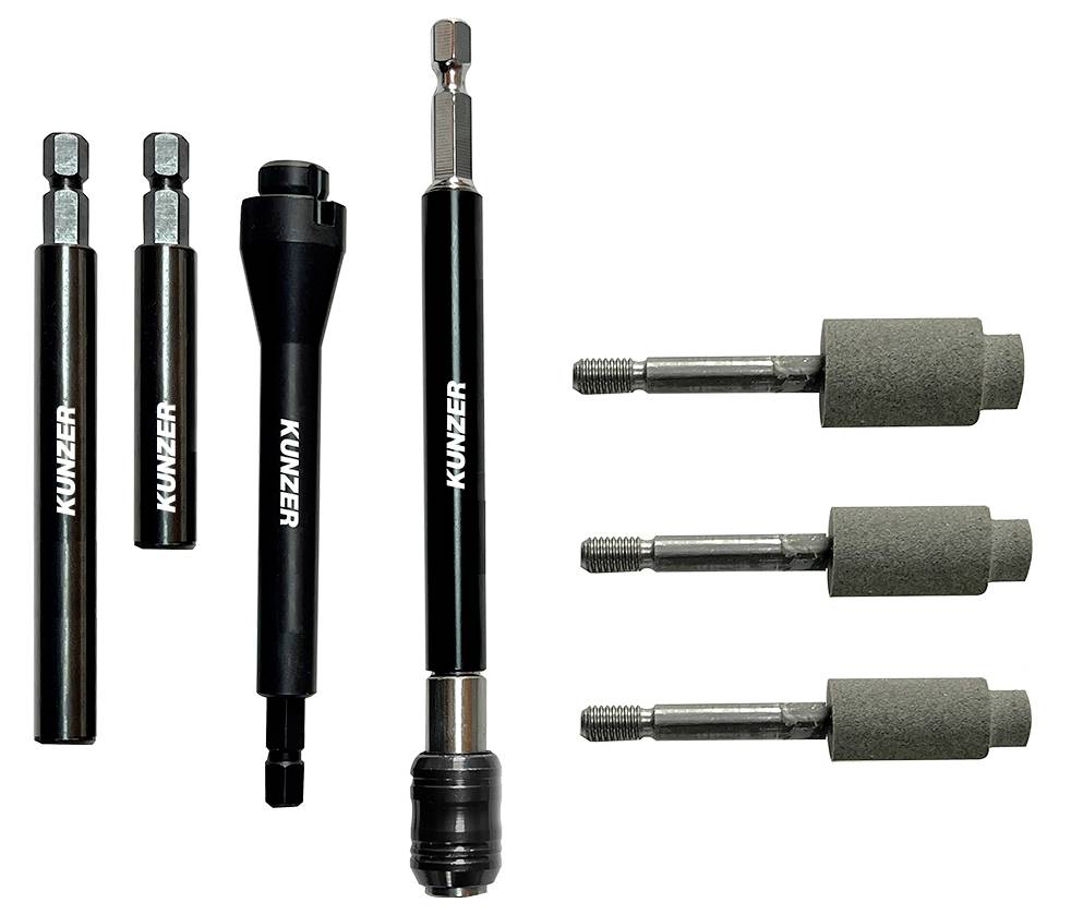 Vier schwarze und silberne Autolwerkzeuge mit der Beschriftung "Kunzer" links und drei Schraubendreher mit grauen Schaumstoffgriffen rechts.