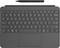 Eine schwarze Tastatur mit einem Touchpad darunter und einem Griffel, der parallel darüber platziert ist. Die Tastatur verfügt über Funktions- und Pfeiltasten.