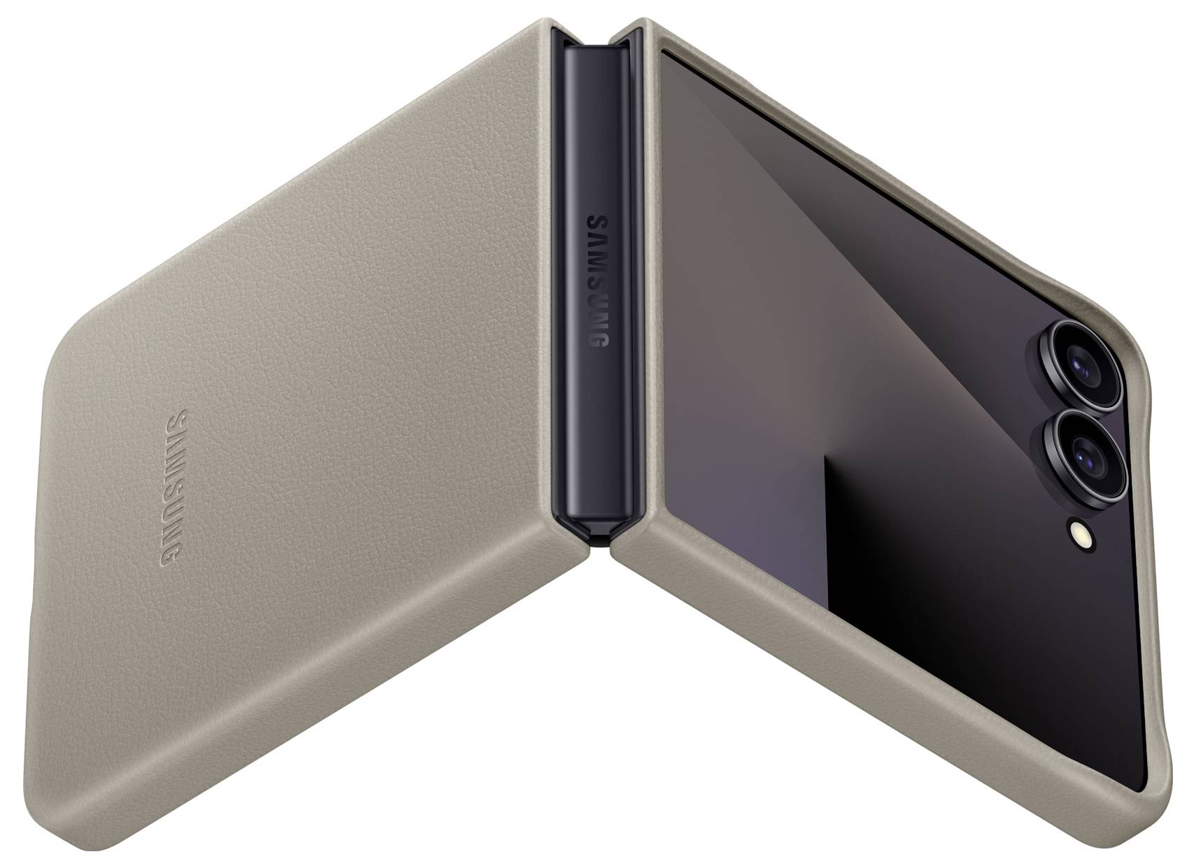 Eine beige Lederhülle bedeckt ein faltbares Smartphone, das teilweise geöffnet ist und dabei die beiden Kameras auf der Rückseite freigibt. Die 'Samsung' Markierung ist sichtbar.